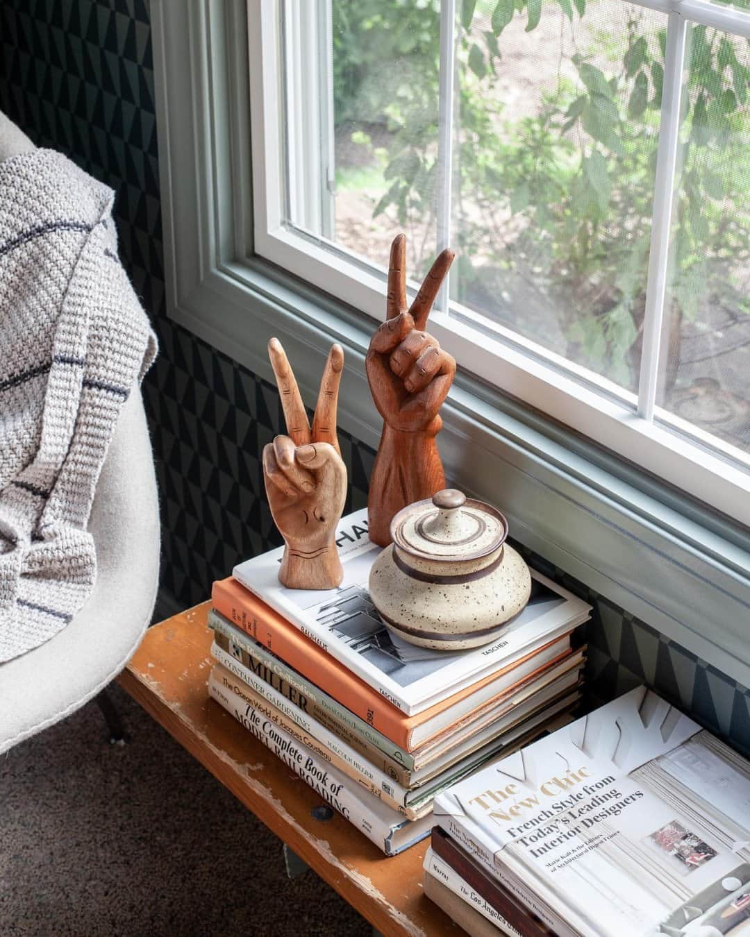 west elmさんのインスタグラム写真 - (west elmInstagram)「Where work-from-home meets read-from-home. Thanks for sharing this cozy home office, @mandimakes!」9月21日 5時00分 - westelm