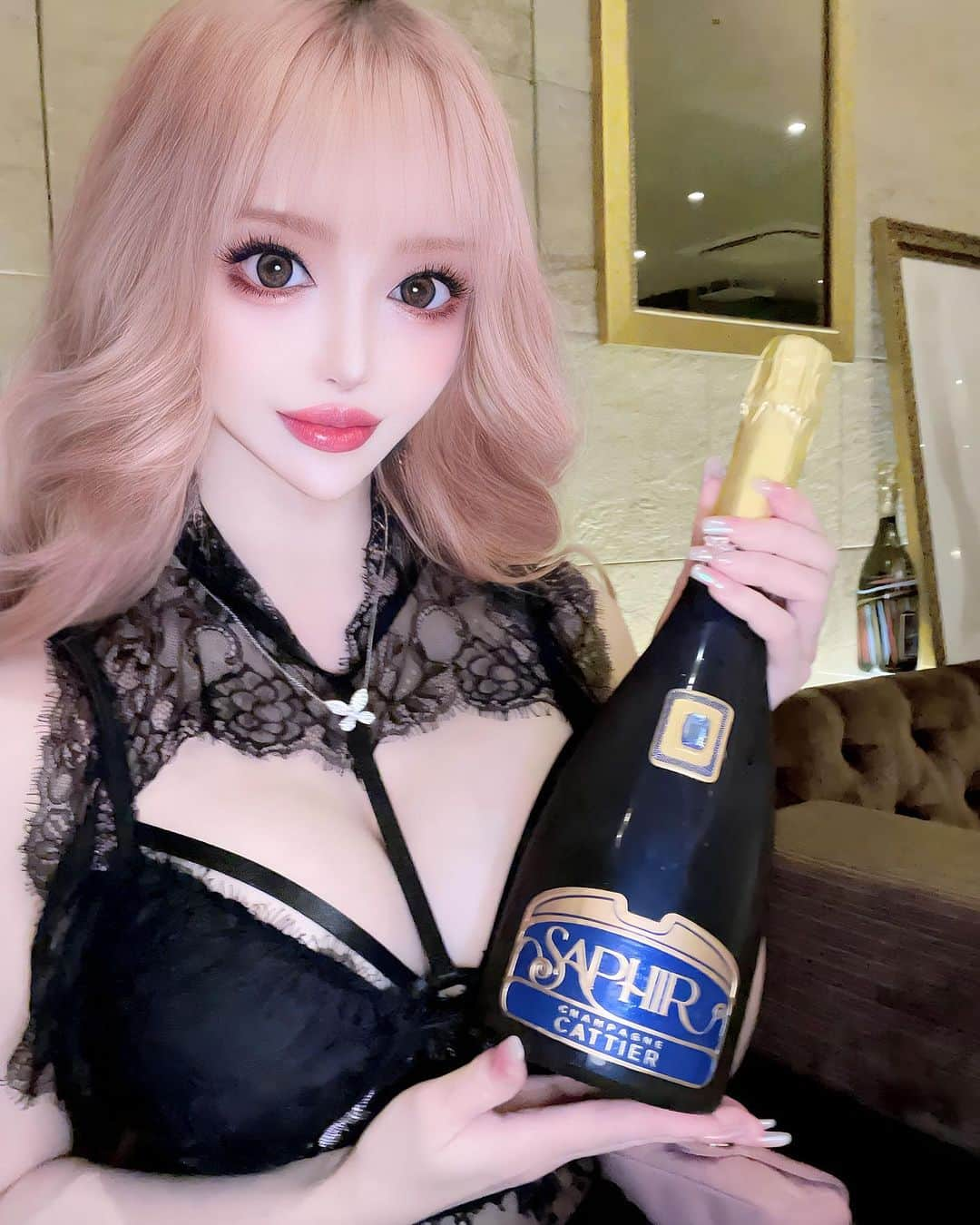 ヴァニラさんのインスタグラム写真 - (ヴァニラInstagram)「🐰🍓  推し色のシャンパン頂いたの🥂🍾💕 2枚目がリアルな色味なんだけど 可愛すぎる🥹💙💙💙 まー様のために作られたみたい🥰💙 味も美味しかった🩷🩵 これでタワーしたい💙💙💙💙💙笑  . . . . . . . . . . . . #beautiful #happy #like4like #love #fashion #cute  #tbt #followme #picoftheday #follow #art #autumn #me #selfie #nature #smile #photooftheday #champagnelover #champagne #cattier #otaku #おたく #推し活 #聖川真斗 #utanoprincesama #うたプリ」9月21日 4時55分 - vani0531