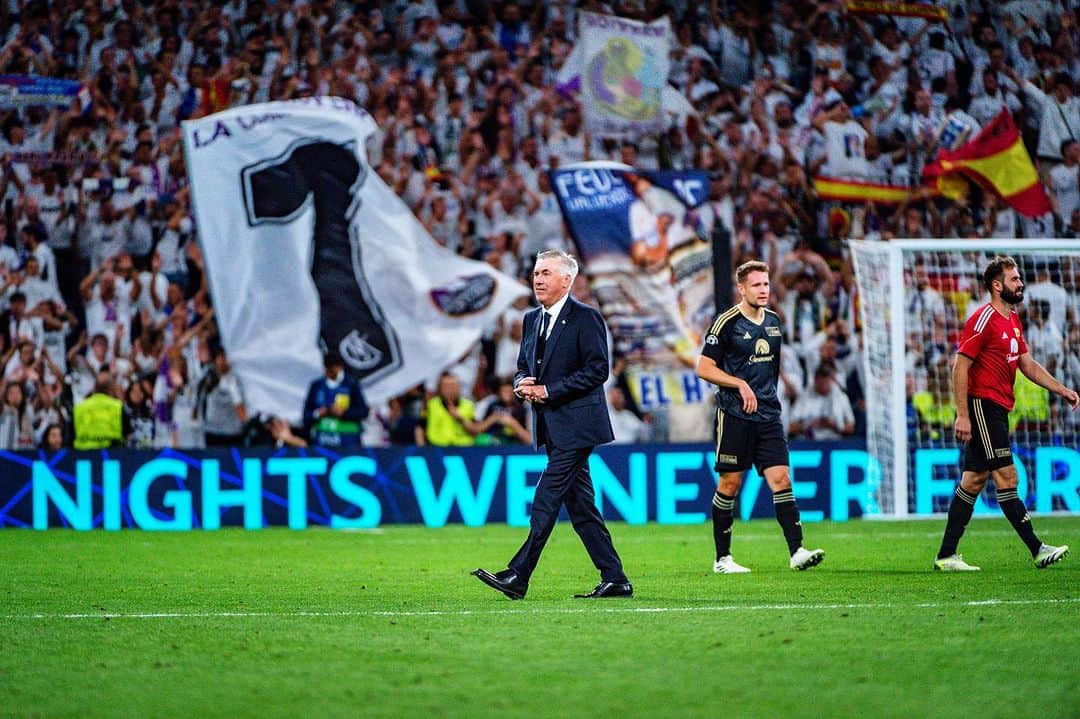 カルロ・アンチェロッティのインスタグラム：「Esta camiseta y esta afición nos hacen creer siempre hasta el final… buen comienzo de Champions! #HalaMadrid」