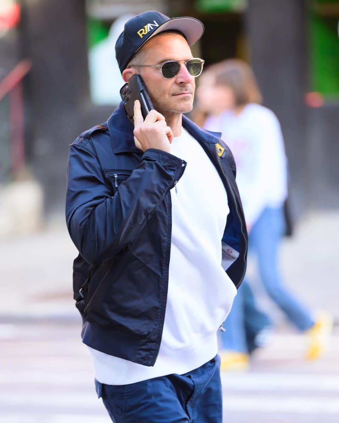 Just Jaredさんのインスタグラム写真 - (Just JaredInstagram)「Bradley Cooper looks cool and casual while running errands out in NYC! Head over to JustJared.com for more photos! #BradleyCooper Photos: Backgrid」9月21日 5時00分 - justjared