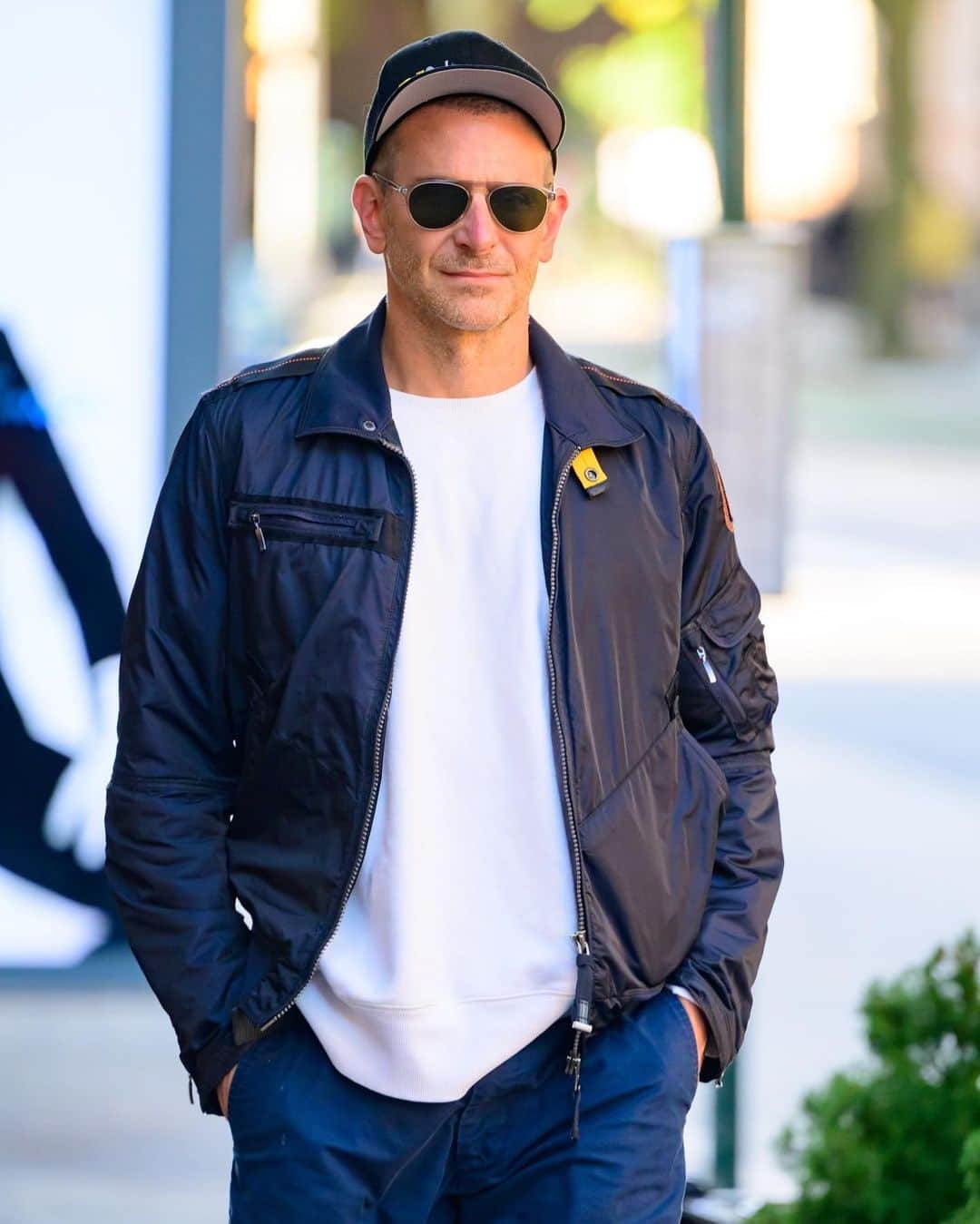 Just Jaredさんのインスタグラム写真 - (Just JaredInstagram)「Bradley Cooper looks cool and casual while running errands out in NYC! Head over to JustJared.com for more photos! #BradleyCooper Photos: Backgrid」9月21日 5時00分 - justjared