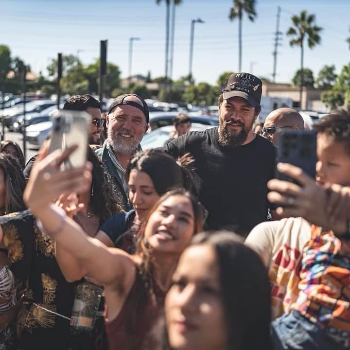 ジェイソン・モモアさんのインスタグラム写真 - (ジェイソン・モモアInstagram)「Mahalo for your love and support!   Repost @meilivodka : meilivodka Meili moving through the field yesterday in Orange County! Still buzzing from the experience - THANK YOU to everyone who came out to meet us! See you at the next stop!」9月21日 5時03分 - prideofgypsies