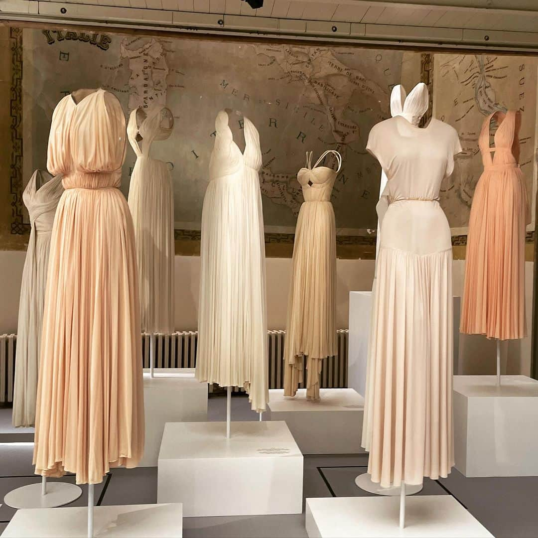 大森美希のインスタグラム：「"Alaïa / Grès. Au-delà de la Mode" Fondation Azzdine Alaïa  「布の彫刻家」マダム・グレ(1903-1993)とアズディン・アライア(1935-2017)の時空を超えた共演がパリのアライア財団で実現。うっとりするようなドレスの数々を是非現地で堪能して欲しい。2024年2月11日まで。  #alaia #azzedinealaia #gres #madamegres #grès #alaïa #fondationazzedinealaïa #paris #couture #fashion #mode #dress #sculpture   #アライア #アズディンアライア #グレ #マダムグレ #ファッション #モード #クチュール #ドレープ #ドレス #パリ」