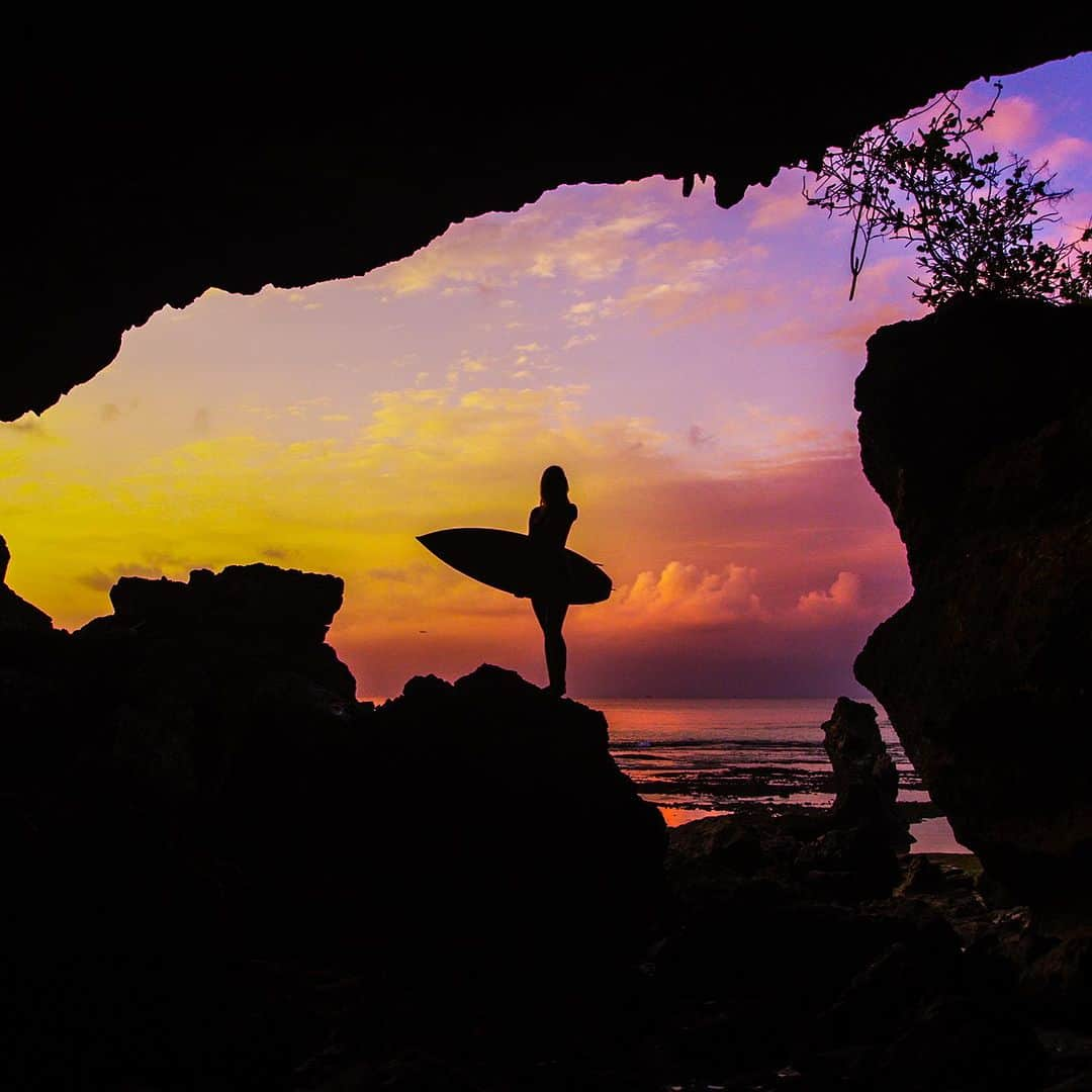 Bethany Hamiltonのインスタグラム：「I will forever be in awe of the creator and how he paints such beautiful skies.   One of the most exhilarating things about riding the waves is being so up close with the water and God’s creation. I will never get over it and I'll forever be in awe! 🤩  In the same way the skies were painted so intentionally, you were formed with such purpose and unique calling. An interesting study out there actually accounts for your existence to be one in 400 trillion. That is how many odds you defeated by being born.   The next time you’re discouraged by your day, job, or really tough situation, know that you have a God who has wired purpose into your very dna!! 🏄🏼‍♀️  What reminds you of God’s creativity? 🎨👇🏼」