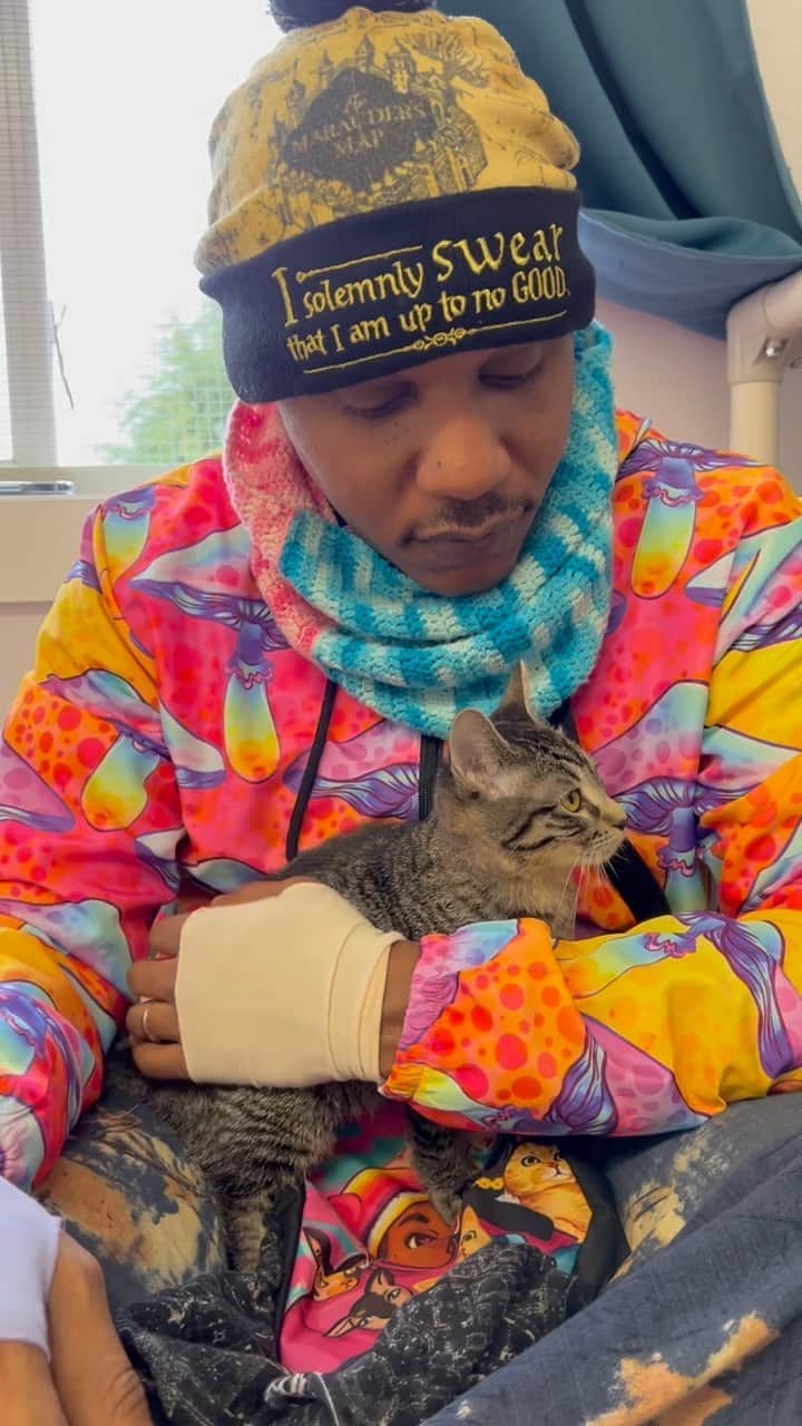 MSHO™(The Cat Rapper) のインスタグラム：「Always busy, just saving cats, minding my business and protecting my happiness. I choose family and my cats. That’s all I got. To anyone reading this, KNOW WE LOVE YOU. Believe it or not. NEVER give up on YOU. And PROTECT YOUR MENTAL HEALTH.  Have a great day. Love - The Cat Worlds Greatest Super Villain 🦹🏾‍♂️❤️ #TheCatRapper #CatMan #CatDad #CatMom #CatLady #Adopt #MoGang」