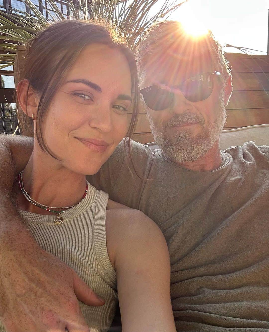 オデット・アナブルのインスタグラム：「The best get away with my love. We stayed in the most beautiful room, we drank delicious espresso martinis, we saw PEARL JAM and met up with best friends (who also happened to be at the show!!), we ate pizza late night and we slept IN!!! Everything is a little sweeter when get away from the mundane for just a little bit. Happy birthday present to you Davey, let’s do it again!!」