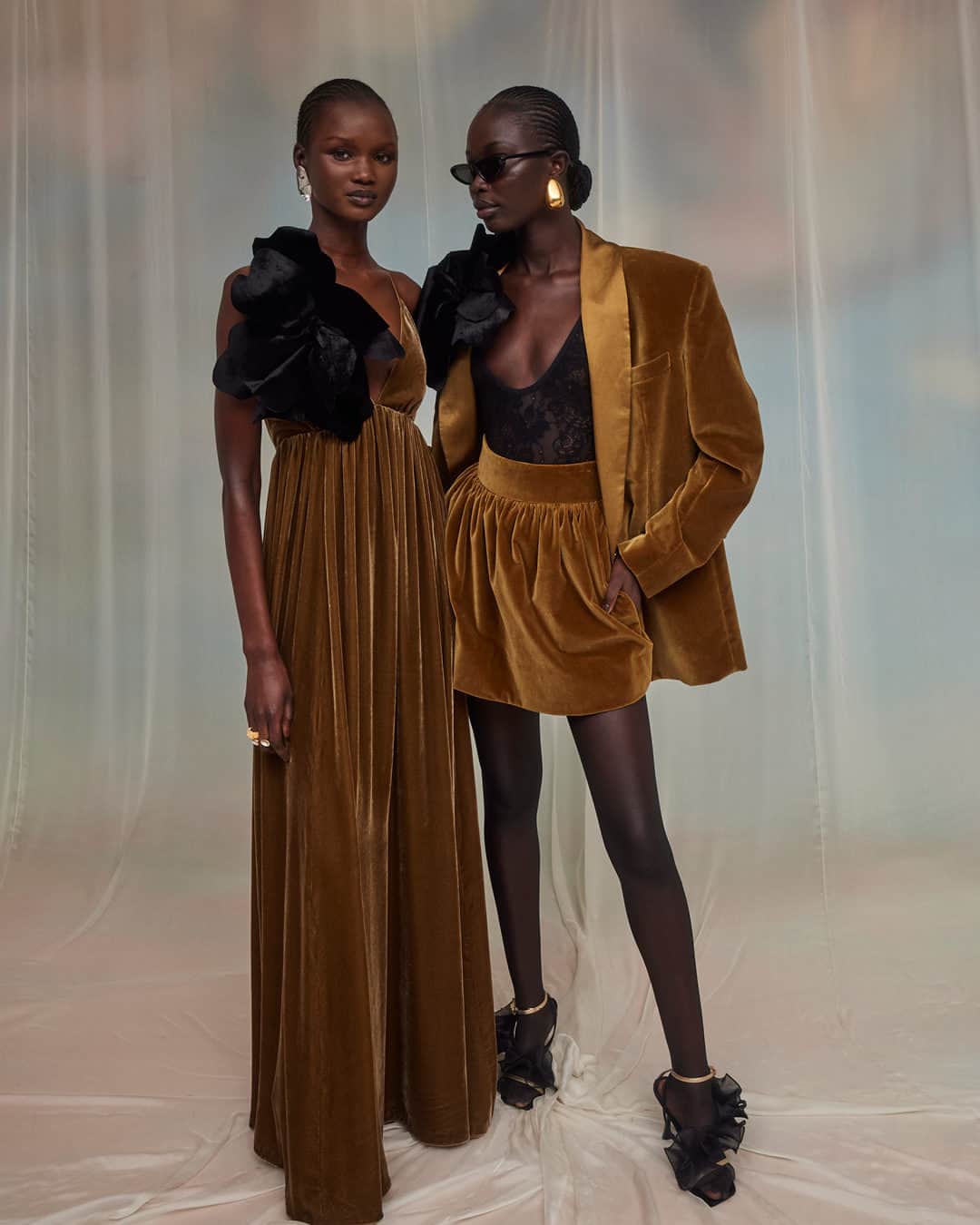 ジマーマンさんのインスタグラム写真 - (ジマーマンInstagram)「Backstage Moments: New arrivals from Fall 23 captured behind the scenes. Explore and shop the collection in stores and online. #Luminosity #ZimFall23 #zimmermann」9月21日 6時00分 - zimmermann