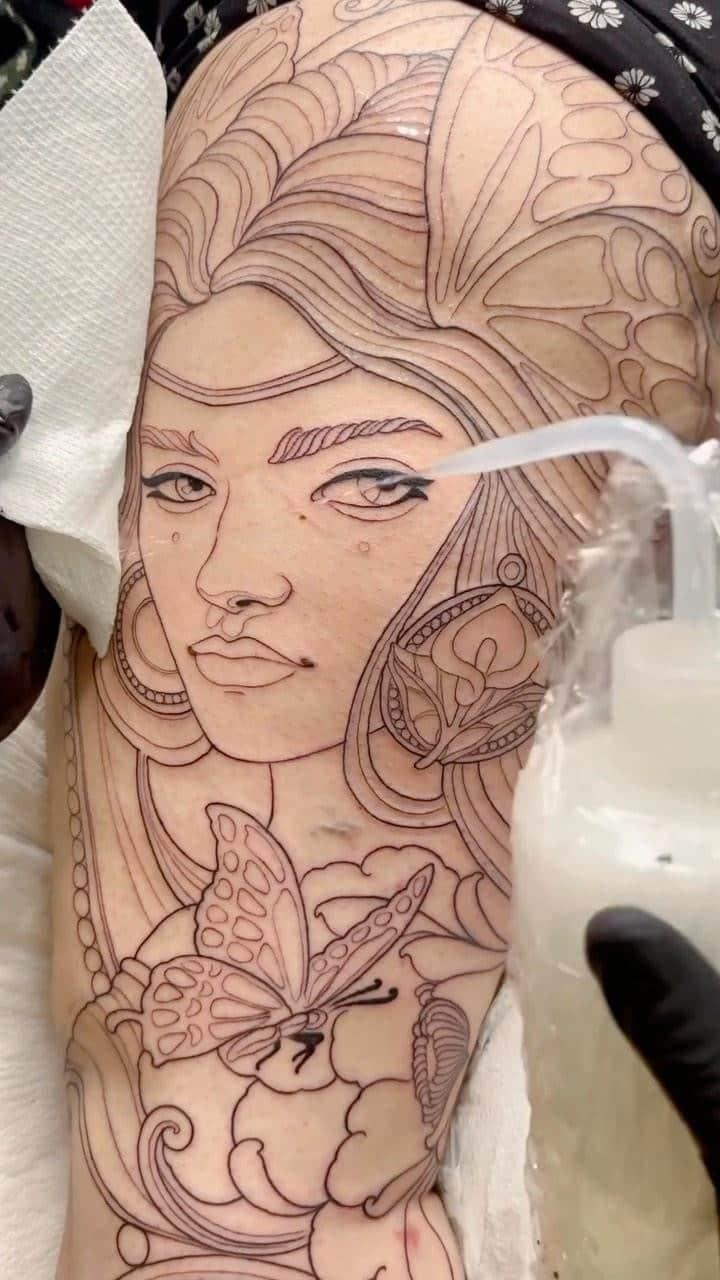 ヤスミナ・ダニエルのインスタグラム：「Come with me to get tattooed 😍 Thank you so much @krishtattoo for this gorgeous piece of art. So in love Can’t wait to finish her! 🥹🦋🖤✨  #newtatto #krishtattoo #vlog」