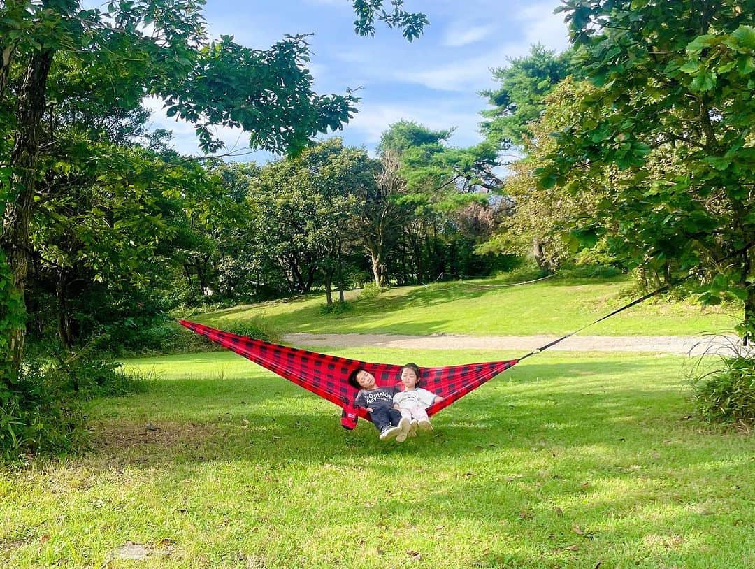 市井紗耶香さんのインスタグラム写真 - (市井紗耶香Instagram)「. camping.🏕️  久しぶりのキャンプで癒されてきました〜やっぱり火はいいよねぇ🔥 26°⇔19° ハンモックでうたた寝…も良きかな🐞 この気候も最高☺️  ひと足早く秋を感じたよ🍁  #camping #キャンプ #キャンプ好きな人と繋がりたい #焚き火 #朝霧ジャム #ひと足お先にくるりを聴く #焼きマシュマロ #アウトドア #休日 #テント #ハンモック #富士山 #朝霧高原 #ふもとっぱら」9月21日 5時37分 - sayakaichii