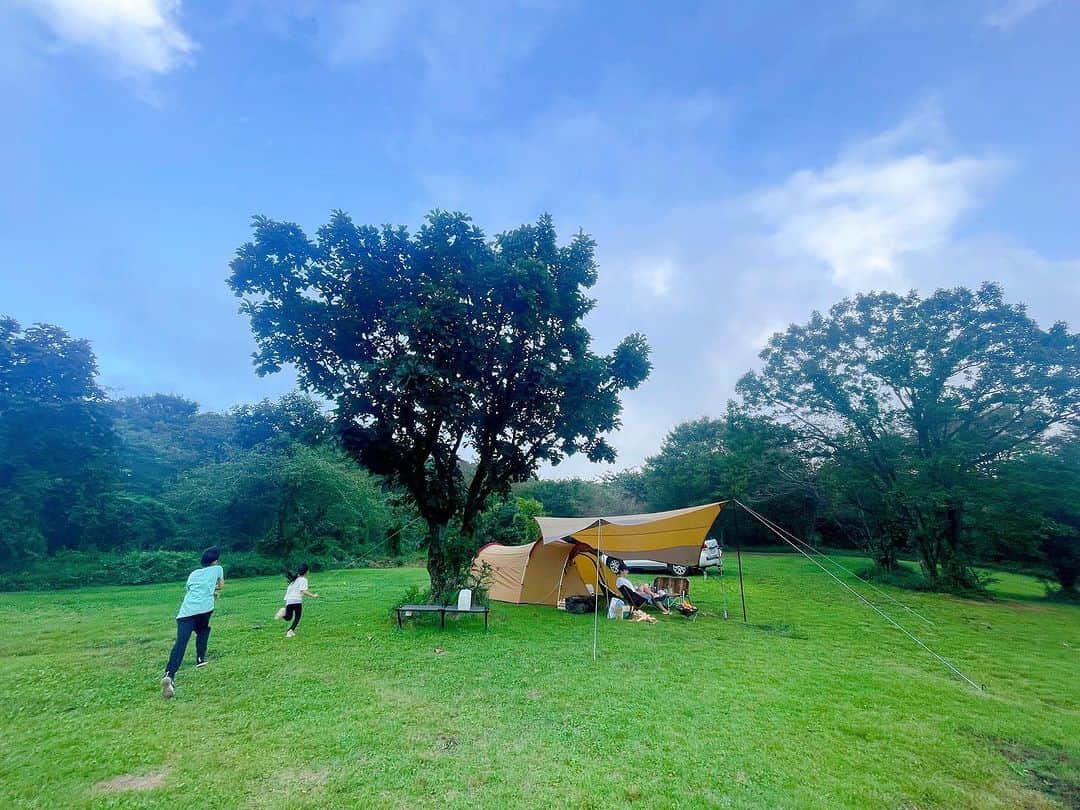 市井紗耶香さんのインスタグラム写真 - (市井紗耶香Instagram)「. camping.🏕️  久しぶりのキャンプで癒されてきました〜やっぱり火はいいよねぇ🔥 26°⇔19° ハンモックでうたた寝…も良きかな🐞 この気候も最高☺️  ひと足早く秋を感じたよ🍁  #camping #キャンプ #キャンプ好きな人と繋がりたい #焚き火 #朝霧ジャム #ひと足お先にくるりを聴く #焼きマシュマロ #アウトドア #休日 #テント #ハンモック #富士山 #朝霧高原 #ふもとっぱら」9月21日 5時37分 - sayakaichii