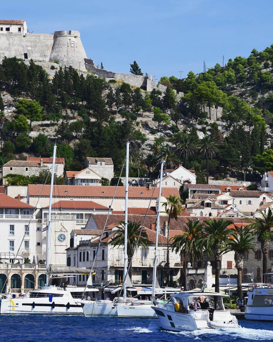 ミケラ・デュ・トイのインスタグラム：「Rodi —⛵️— Croatia  09/23」