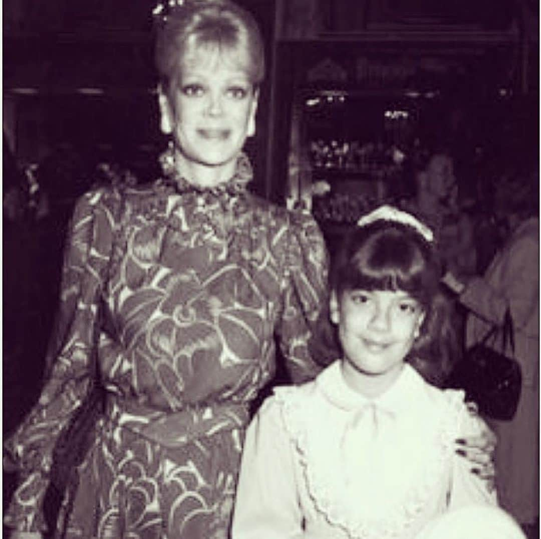 トリ・スペリングさんのインスタグラム写真 - (トリ・スペリングInstagram)「Happy Birthday Mommy aka @candyspelling … - I love you. Grateful to be your daughter. Some of my happiest memories involve laughing so hard with you that we were happy crying uncontrollably and you doing your LOL wheeze… 😂. @randyspelling you know the one! Usually also involving tickle fests and food ( maybe ice cream 🍦🙋🏼‍♀️🙋🏼‍♀️) fights. I never take for granted the beautiful life you raised Rand and I in with Dad. And, I am such a resilient and strong human and I owe so much of that to you. Strong 💪 women run in our family. I’m passing it on. Loved and still love watching horror films in bed with you. Always. Xo」9月21日 5時53分 - torispelling