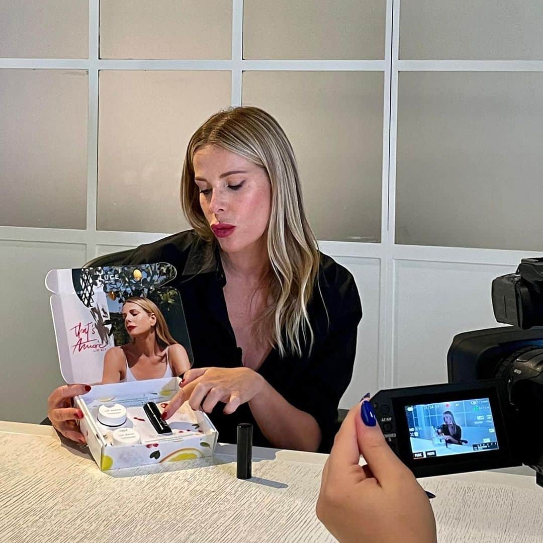 Alessia Marcuzziのインスタグラム：「Press day a Milano per l’uscita del mio nuovo lipkit e per i 4 nuovi booster di @lucebyalessiamarcuzzi  E’ stata una giornata di chiacchiere speciali e ringrazio tutti i giornalisti che sono venuti. Sono molto orgogliosa di vedere come cresce Luce e tutti i giorni scopro qualcosa di nuovo che alimenta la mia voglia di sperimentare per soddisfare la mia pelle e quella di chi sceglie i miei prodotti. Chi sceglie Luce Beauty sceglie prodotti naturali, sostenibili e completamente Made in Italy❤️ Il 27 Settembre esce il mio rossetto che per me e’ una nuova scommessa e conquista.  Tante sorprese stanno ancora arrivando e sono felice di condividerle con voi. Questo e’ un mio sogno diventato realta’. Sono tanto tanto felice e vi ringrazio❤️」