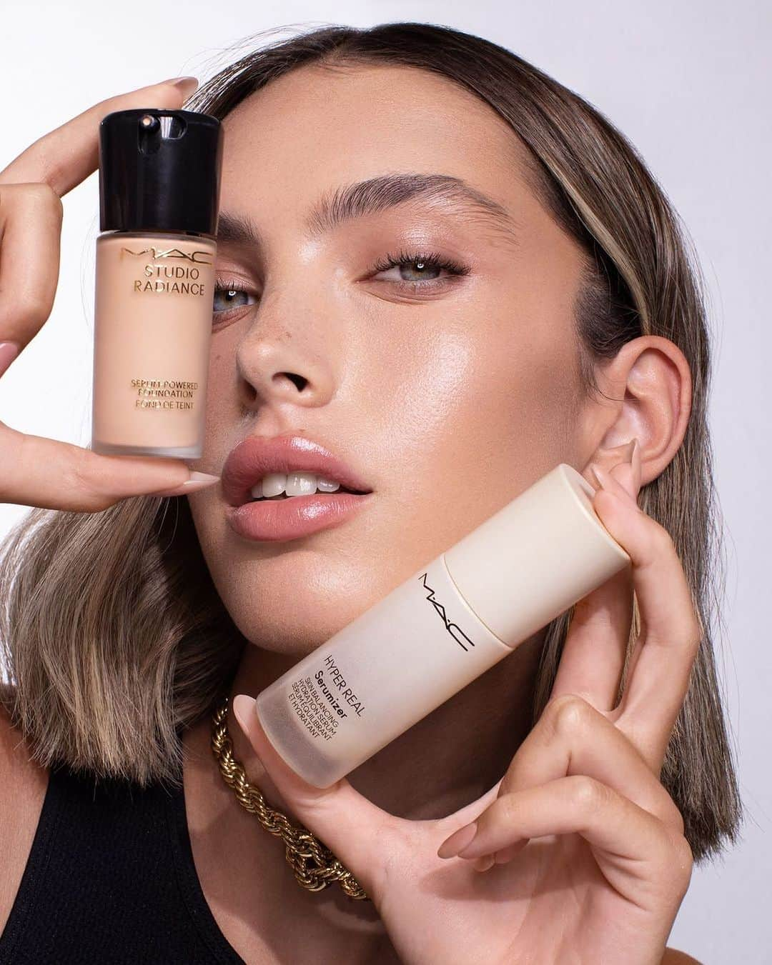 M·A·C Cosmetics BRさんのインスタグラム写真 - (M·A·C Cosmetics BRInstagram)「Está servindo um GLOW RADIANTE ✨. Transforme sua pele em uma tela suave como pétalas, com um brilho luminoso, usando nossa combinação de sérum hidratante - Hyper Real Serumizer™ - combinada com a nova base Studio Radiance Serum-Powered™, de longa duração e resistente à água, suor e transferência.    #MACStudio #MACStudioFix #MACStudioRadiance #HyperReal #GlowSkin #HyperGlow #GlowySkin #SteamySkin」9月21日 6時00分 - maccosmeticsbrasil