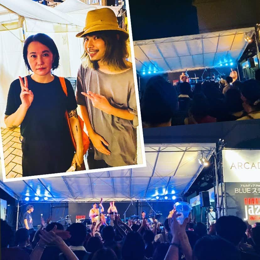 のインスタグラム：「僕の青春時代を音楽で彩ってくれた存在のACOさん！ライブを初生体感でき初お会いでき、ご挨拶とお写真まで！最高に嬉しかった中州JAZZ初日、快く対応くださり本当にありがとうございました！！！ 自分の出演後は逃さずBLUE STAGEへ向かう事を決めていたわけで、、、無事大トリのこの時間に間に合う！👏  「揺れる体温」生ライブは最高に気持ちが昂り、オーディエンス皆さんと大盛り上がりしました🎵  16歳、高一の時にどっぷりと聴いていたアルバム「Kittenish Love」は新しいR&Bを先取りした優越感に浸ってましたしw  そういえば・・・初めての！？青春の！？恋とかそういう時代に好きだった子と共有していた音楽だなんて、めちゃくちゃ深く刻まれているもんですよねΣ（ﾟдﾟlll）ある、よねぇーー！？！？  さらにアルバム「Lady Soul」の曲を聴くと19歳の留学した頃の事をめちゃくちゃ思い出すんです( ；∀；)  1999年、New Yorkにて大学で寮生活をしていた姉の元へ行き長期滞在、一緒に片付けして寮からアパートへの引っ越しを手伝ったりする、、、そんな最中にずっとリピートでLady Soulをかけていたんですー(´∀｀*)  そしてその後、New Yorkから生活用品をたくさんシェアしてもらって自分が初めて留学する場所、Bostonへ向け、レンタカートラックで4〜5時間かけて、めちゃくちゃ長い道のりを運転して引越しをしたんです。  あの頃本当に怖いものがなかった！というか、ワクワクしかなかった！！怖さよりも好奇心とワクワクが、あまりにも先行し過ぎていた！毎日がミュージシャンという夢への全力な前進だった！！！  そんな頃の青春のbgmであるACOを今も聴きながら・・・色々思い出してパワーが湧いてくる・・・  これこそが音楽！！音楽の魔法、音楽の力、深みであります、よね。。。  バックバンドにはベーシスト岩見さんが参加し、熱い最高の演奏をしているのも含め、最高潮まで気持ちが持っていかれました(ﾟ∀ﾟ)  一度好きになった音楽は、、人生に刻まれた音楽は、、 これからもずっと好きで、大事な音である事、間違いない！！！  #aco #yoyothepianoman  #岩見継吾」