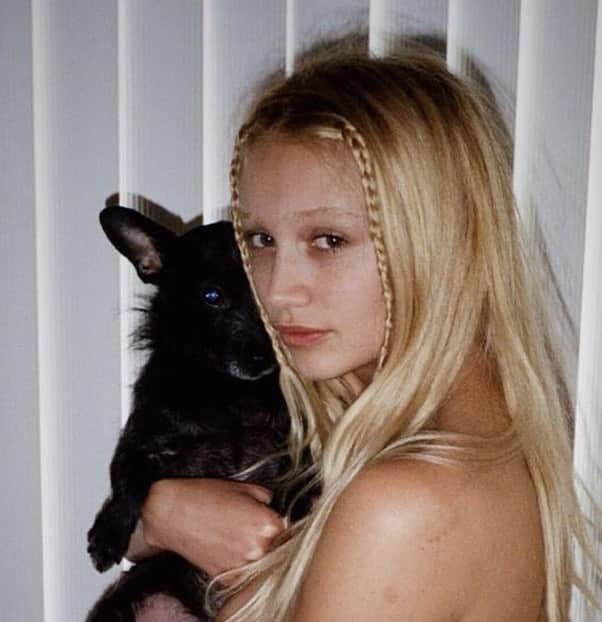 ケイリン・ルッソのインスタグラム：「On Saturday I said bye for now my baby Cho. He was the sweetest and weirdest mama’s Boy and would follow me around even to the bathroom. He looked like a mix of a bat, a rat a dog and a pig and I loved every piece of him. He would snarl at anyone that got walked towards the bed if I was in it, and would snap if someone dared touch me. He was my big 12 pound protector.   I never wanted a dog, it wasn’t really in my character to have one imo but he exceeded expectation everyday. He didn’t play with toys, he would move his head around confused if he didn’t understand what was happening. He would hit you with his paw until u would either fucking pet him or let him tell you he needed something, he was very smart and communicative. He had a very cute pop belly and he was my pop pop. The first responsibility for me to care for and pour all my love into when I felt like the world was falling apart. He was my medicine, and he was magical. If you ever had the pleasure of meeting him at first you would definitely not directly see his potential but 6 minutes in and you would understand why this angel was put on earth. Losing him is like losing a mystical fairy that you know was lucky to find in the first place. He was like my Salem to Sabrina or the owl to harry he had that magical element and I’m really grateful I never took him for granted. He had a very beautiful fun life, going on all sorts of adventures and seeing almost all of the western side of America, we lived with 3 of my best friends at one point and there he got all the special treatment and was really the king of the castle, he was very spoiled and lived with no bounds. I’m not going to get into the end, but it had to happen and I was with him for every breathe of the way. I love him so much and nothing can or will ever fill the space that I have for this boy. My  protector, my medicine my mufuckin rider day 1. Love, mommy」