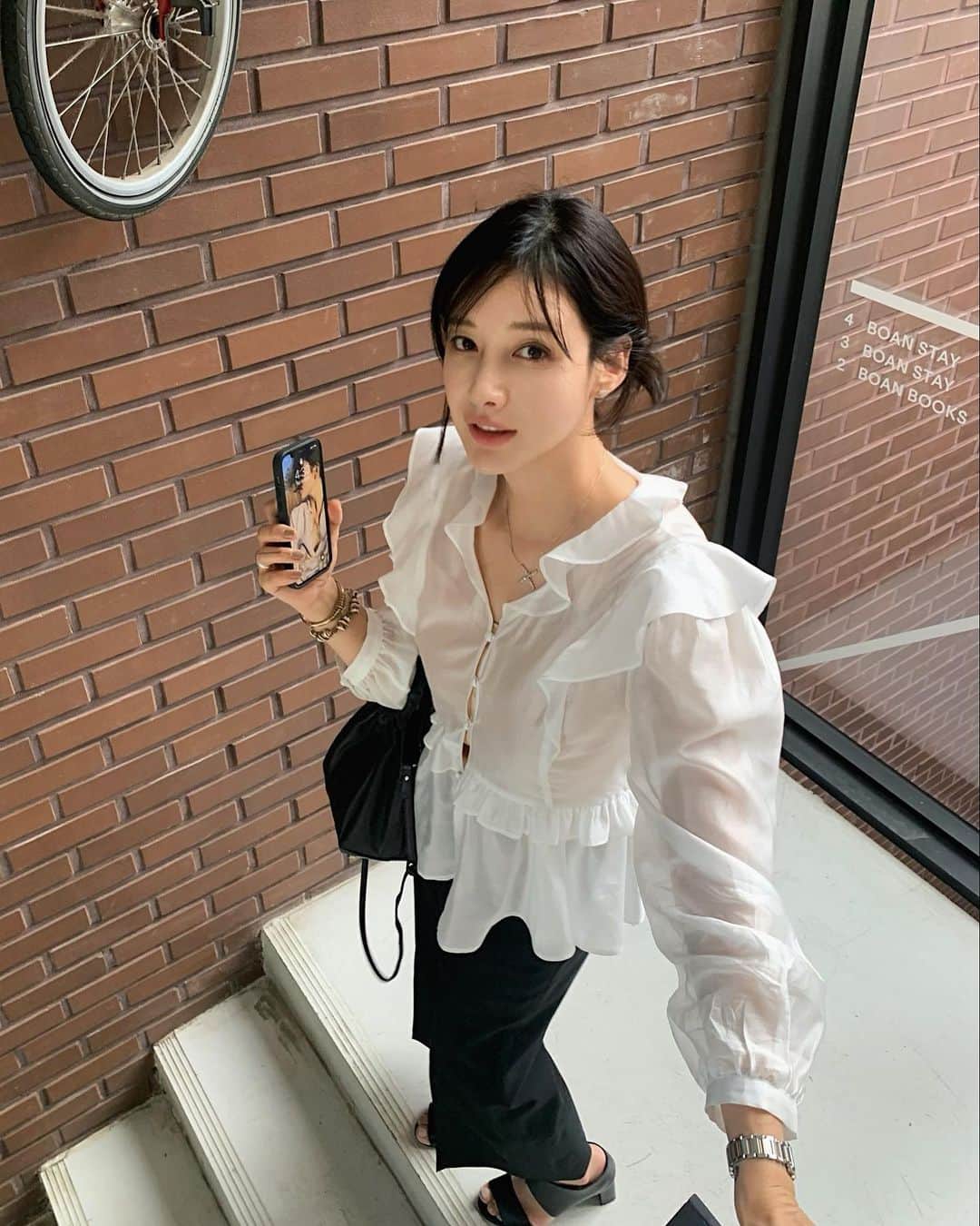 nanaのインスタグラム：「이번 나흐나흐 블라우스에 영혼을 갈아 넣었다루🤍」