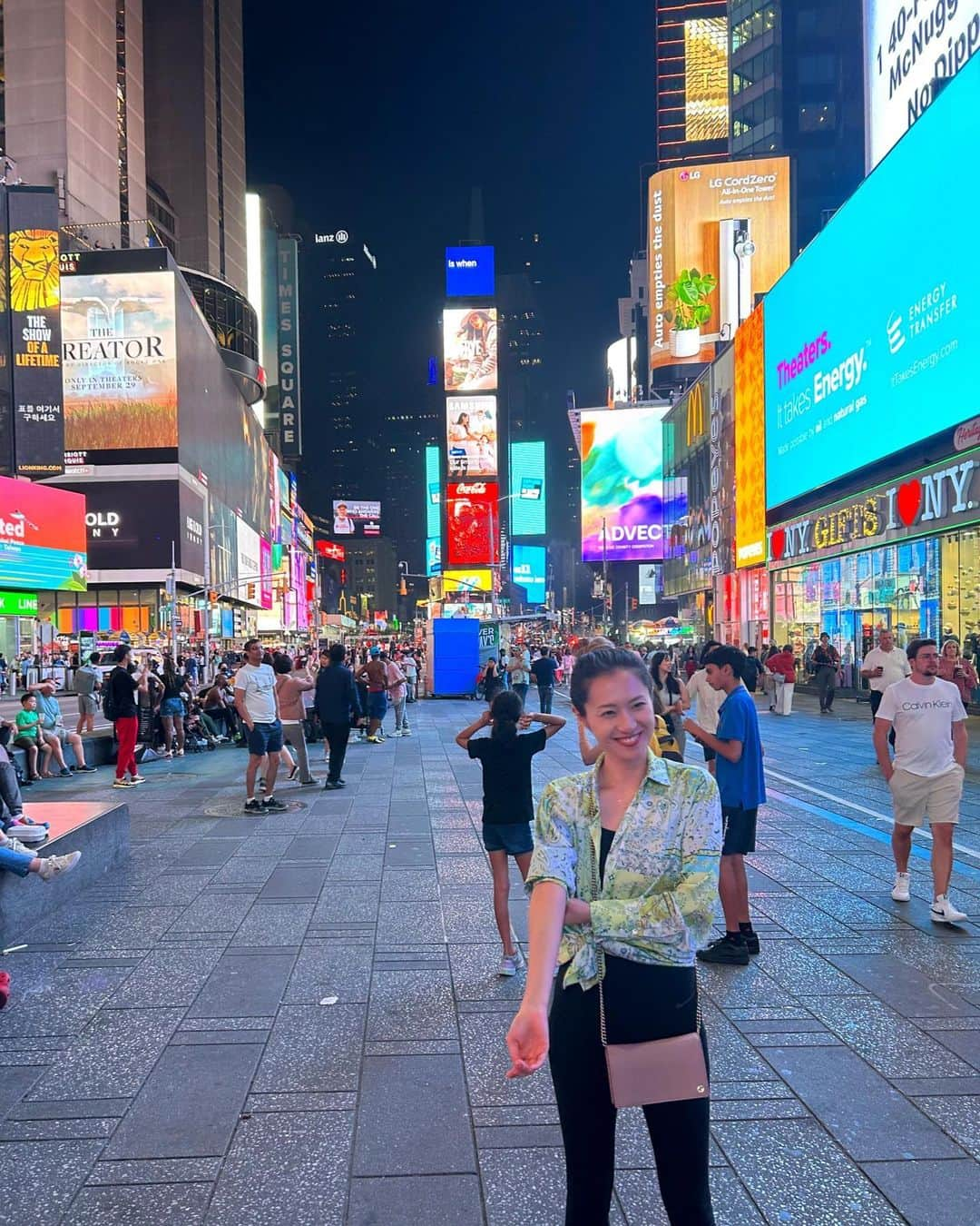 伊東楓のインスタグラム：「My long stay in US🇺🇸 NY🗽 i was so so excited.  大学生ぶりのNY滞在が楽しすぎて。  あの頃とはまたちがう気持ちで。  #us#nyc#timessquare#summitnyc#mytrip2023 #BGMがずっとNY」