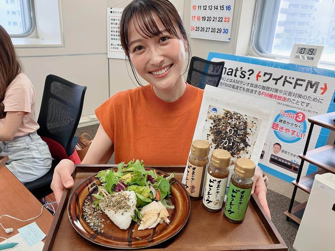 財津南美のインスタグラム：「ㅤㅤㅤㅤㅤㅤㅤㅤㅤㅤㅤㅤㅤ 『お届け！いとしまごころ』 今日は“手軽な朝食“をテーマに、 ワンプレートに乗せてご紹介しました🍽️  お皿は、 ✳︎ 「風唄窯」スリップウェアの平皿　 ヨーロッパ伝統のスリップウェアという技法をほどこしたお皿で、落ち着いた色合いもオシャレです✨ 一枚一枚手作りなので、全く同じ柄が他にないというのもステキですよね☺️  おにぎりには ✳︎「山下商店」昆布が旨いおとなのふりかけ をかけています🍙 昆布そのままの旨みを感じられ、優しい味のふりかけです。お茶漬けにすることもできますよ✨  お野菜、サラダチキンには ✳︎「糸島手造り工房　爽風」糸島の畑から手づくりドレッシング をかけてみました🌱 小さめのドレッシング３本セットで、 ゆず、ガーリックハーブ、和風ごまの味が入っています。保存料や着色料などを使わないこと、極力糸島産の原材料を使うことなど、こだわりが詰まったドレッシング✨ サラダ以外にも、いろんな料理に活用できます💡 セットには入っていませんが、ジャポネーゼも個人的に大好きで、それもオススメです🙆‍♀️ それぞれ単体で買うこともできますよ！  すべて、現在天神地下街の南側で営業中のポップアップストアで取り扱っています。 今月30日(土)までですので、ぜひお立ち寄りください😌！ オンラインショップいとしまごころにも、いろんな素敵な商品などがありますのでそちらも覗いてみてくださいね♡  ひとまず今回のお届け！いとしまごころは最終回です。また、次の機会に糸島の素敵なものをご紹介しますので、楽しみに待っていてくださいね〜☺️  #いとしまごころ#お届けいとしまごころ#糸島#オンラインショップ#ポップアップストア#山下商店#昆布が旨いおとなのふりかけ#ふりかけ#おにぎり#お茶漬け#糸島手造り工房爽風#糸島の畑から手づくりドレッシング#ゆず#ガーリックハーブ#和風ごま#ジャポネーゼ#風唄窯#スリップウェア#平皿#ワンプレート#朝食#軽食#KBCラジオ#アサデスラジオ」