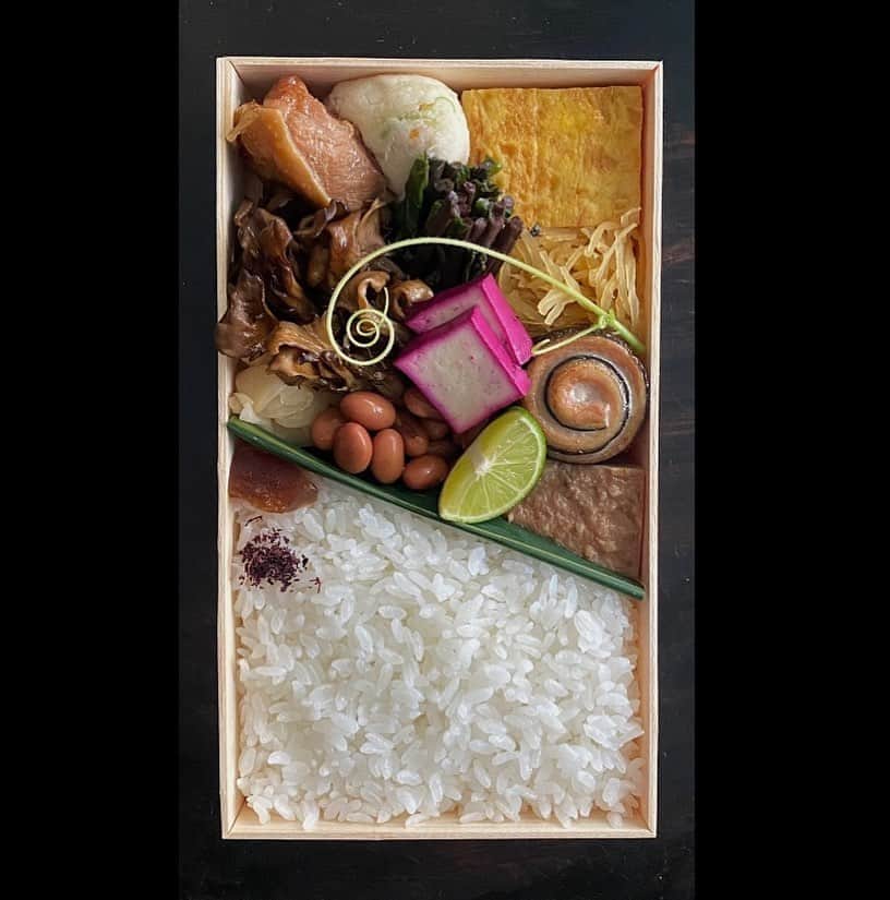 後藤しおりのインスタグラム：「ふわふわ煎りたて鰹節のぼだっこ海苔弁当、土鍋ごはん弁当・七寸、八寸の出荷でした。今日から新秋刀魚や舞茸も入ってきています。無意識にタンパク質多めになりました。午後もお仕事頑張れますように。  ＊法人様のお弁当のご予約、今月分はすでにご予約でいっぱいとなっております。（キャンセルがあった場合のみ対応可）10月4日以降ですと、ご案内可能なお時間もありますのでよろしくお願いいたします。」