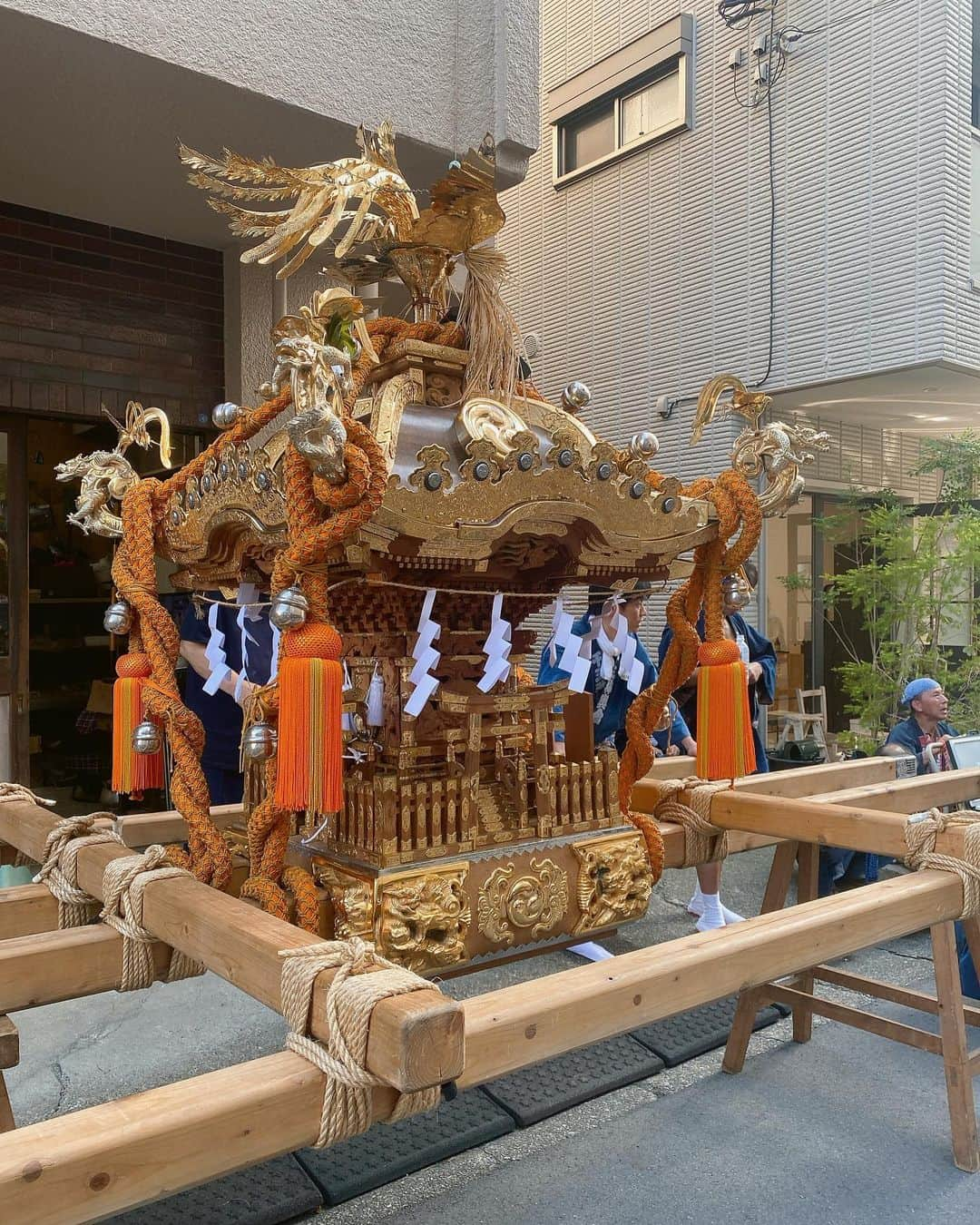 菅長愛子さんのインスタグラム写真 - (菅長愛子Instagram)「👦🏻🍧⛩️🏮  地元のお祭り👘 (私も暮らし始めて1年ちょっと経ちました)  ほっくんと初めての参加。 御神輿が練り歩きしていたから見に行ったらちょうど止まって休憩してた🙌🏻 来年は、ほっくんも私も法被着てお神輿担ぐぞー🔥！！  神社で出店をやっていたので、浴衣に着替えて行って、くじ引きで当たったハンドクラップのおもちゃ気に入ったようで何より✋🏻  人もそんなに多くなくて、ベビーカーで行けたしすごくちょうど良い祭りでした⛩️  #1歳男の子 #赤ちゃん写真 #ママスタグラム #ママデビュー #男の子ママ #寅年ベビー #令和4年ベビー #男の子ベビー #男の子育児 #ベビスタグラム #成長記録 #育児日記 #1歳キッズ #6月生まれ #6月生まれベビー #赤ちゃん #赤ちゃんのいる生活 #ベビーフォト #生後14ヶ月 #１歳」9月21日 11時34分 - aiko_suganaga