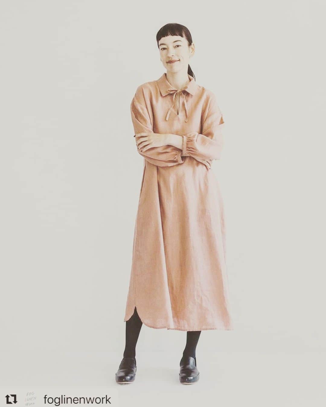 KIKIのインスタグラム：「まだまだ蒸し暑い日が続きそうだけれど 服装からは秋を先取りしたいなぁと思うこの頃🍂 フォグリネンワークスの扱うカラーは 肌なじみがよくとてもきれい ぜひチェックしてみてください✨  #Repost @foglinenwork with @use.repost ・・・ 秋のウェア、少しずつ数が少なくなってきています。気になるアイテムがある方はおぜひお早めにお願いいたします。  テス　ワンピース 長めの着丈とドルマンスリーブでリラックス感がありつつも、 大きめのカラーや細めのボウタイ、 きゅっとすぼまった袖口がフェミニンな雰囲気の一着。 ボウタイは結んでもラフに垂らしても。   サイドはラウンドヘムになっていて軽やかなバランスに。 一枚ではもちろん、 ベストやカーディガンとのレイヤードスタイルにも、 幅広いスタイリングで活躍します。  ¥ 23,650  TESS DRESS Longer length, dolman sleeves, and slender bow tie, adding a touch of elegance. The rounded hem at the sides creates a light and graceful balance. It works well for layering with vests or cardigans, allowing for a wide range of styling options.  @foglinenwork @foglinenwork_press @foglinenworkeurope @shopfoglinen @foglinenwork_wholesale @miithaaii」