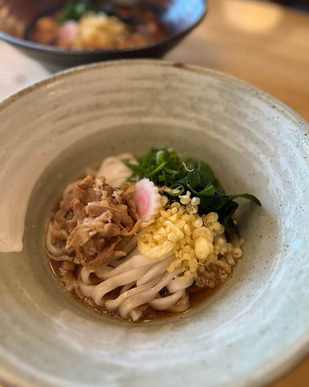 石井あみのインスタグラム：「🍥 ラーメンは毎日食べられないけど うどんって毎日でも食べられる。  @ebisu.cebu  同じお店なのに飽きない。 スパイシーチゲうどんか、 カラマンシーうどんのほぼ二択。 ▷1枚目は子どもの冷し肉うどん。  うどん屋さん作ってくれて ありがとう！ @175r_official   まさかフィリピンでうどん屋の嫁 になるとは思ってなかった！ (女将はやってないけど) 人生まさかの連続。 くせになるねぇ。  #セブ島#セブ島移住#セブ島留学#親子留学#母子留学#留学エージェント#セブヨロ#cebuamiグルメ  #海外移住#海外子育て」