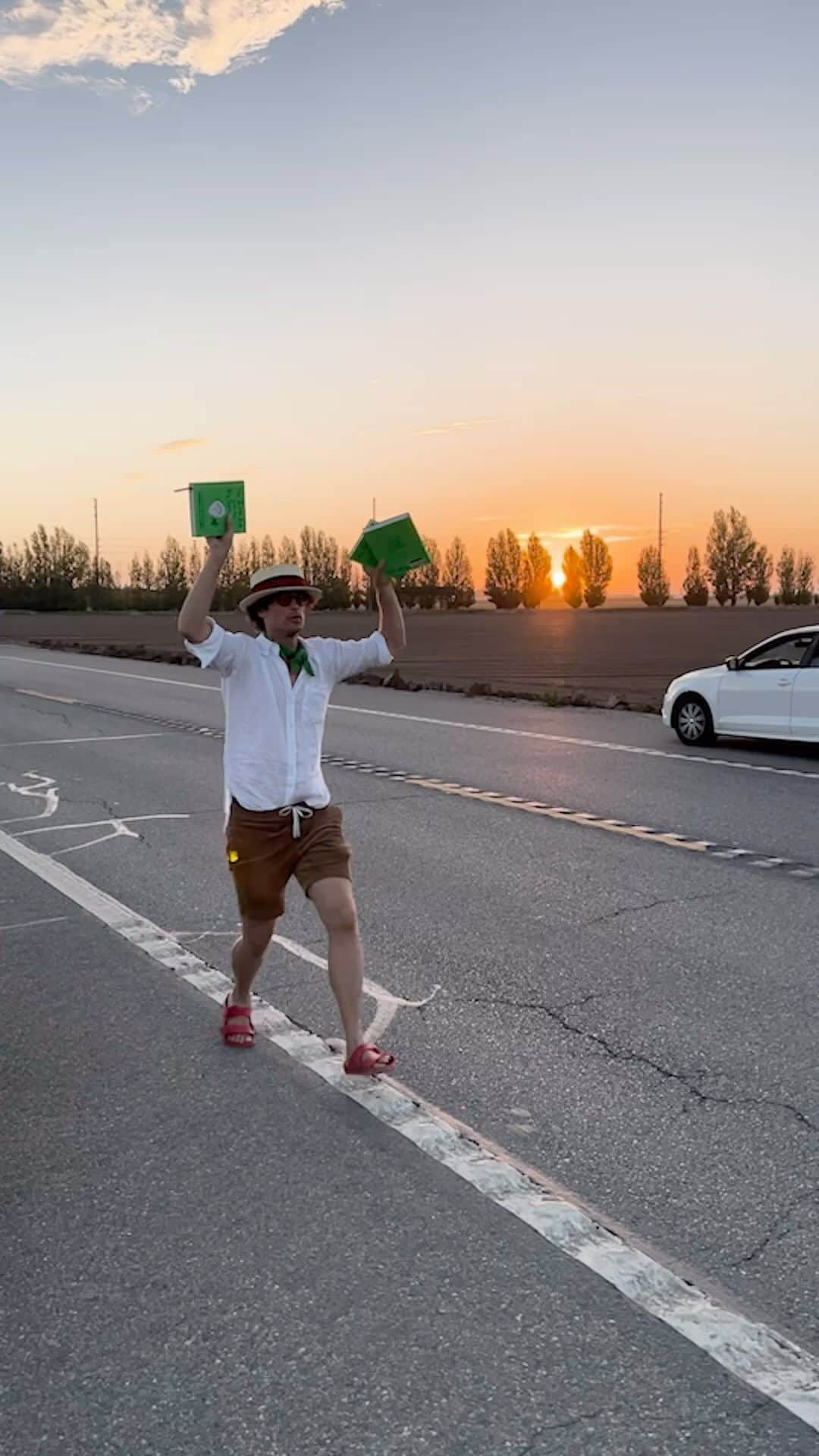 マシュー・グレイ・ギュブラーのインスタグラム：「honk if you love books 💚🧤💚」