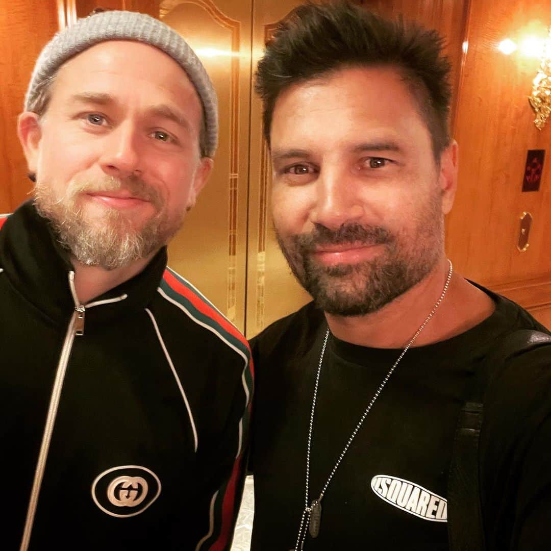 マヌー・ベネットさんのインスタグラム写真 - (マヌー・ベネットInstagram)「Met this awesome guy preparing for the big weekend @fanxsaltlake #sonsofanarchy #saltlakecity #utah」9月21日 6時18分 - manubennett