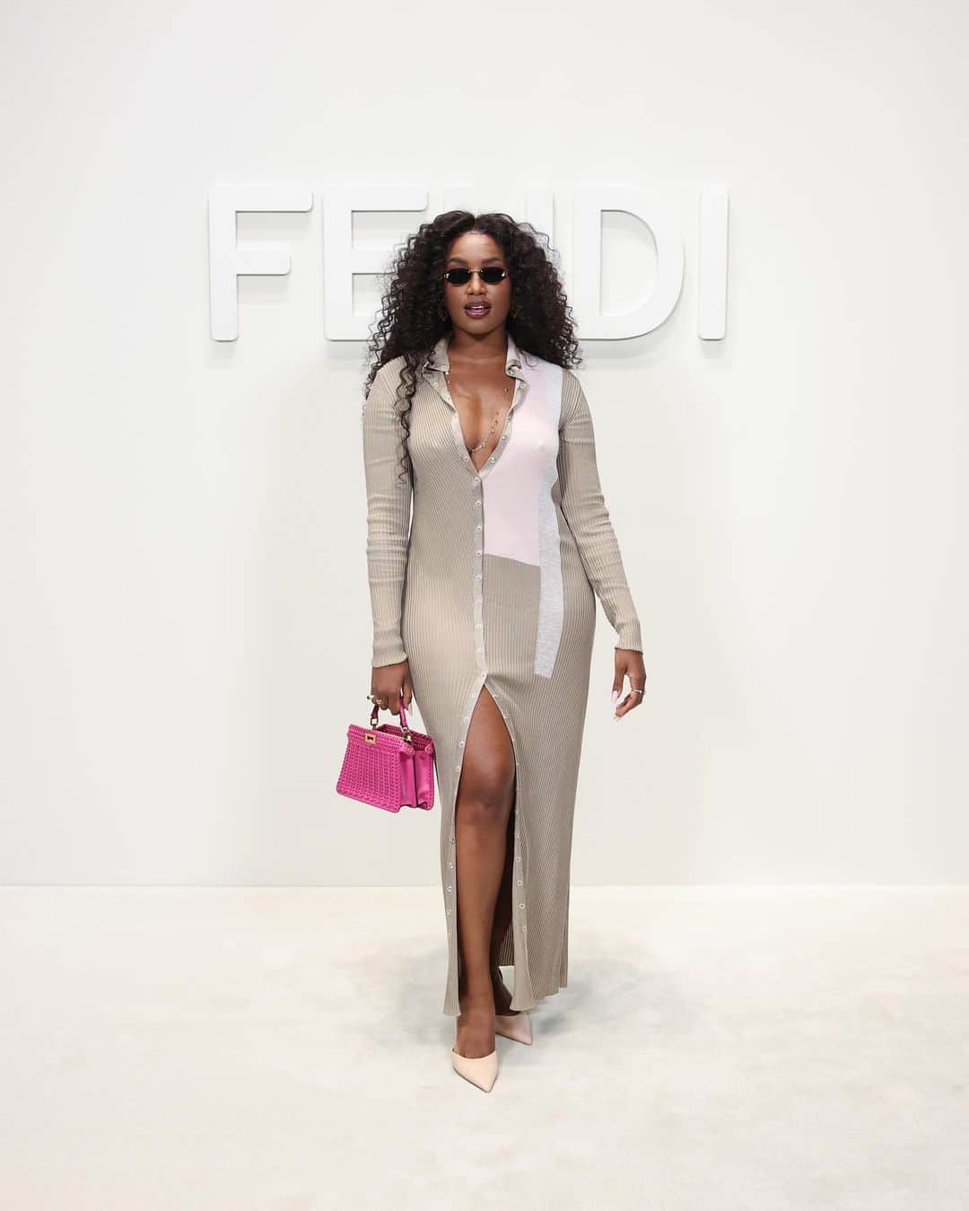 Fendiさんのインスタグラム写真 - (FendiInstagram)「Friends of the House and special guests attended the #FendiSS24 show.  @katemossagency #FendiAmbassador @iza @riccigrams @munroebergdorf」9月21日 6時15分 - fendi