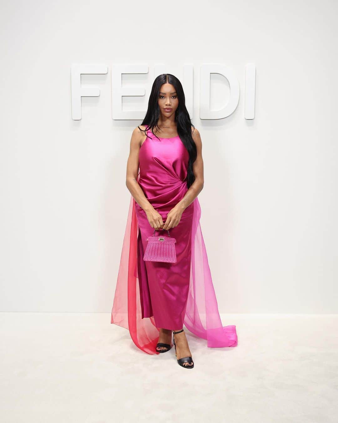 Fendiさんのインスタグラム写真 - (FendiInstagram)「Friends of the House and special guests attended the #FendiSS24 show.  @katemossagency #FendiAmbassador @iza @riccigrams @munroebergdorf」9月21日 6時15分 - fendi