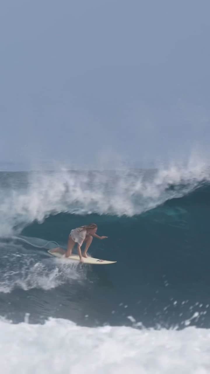 ローラ・エンバーのインスタグラム：「Dreamy dreamy lefts 💘  Riding @dylanshapes  A clip from this epic trip incoming 🙃 @billabongwomens  🎥@laynestratton」