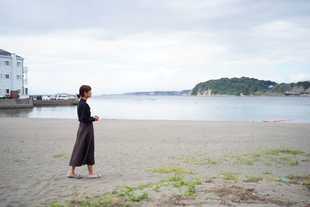 前田有紀のインスタグラム：「少し前になりますが、葉山にふらりと行きました。今日しっかり考えたい、と思うことがあって。  葉山と鎌倉は車では30分しないくらい。近いようで、海は鎌倉よりも透明で青いし、夏のシーズンが過ぎれば静か。何かを考えるには、一年中賑やかな鎌倉よりもしっくりくるのです。  誕生日に家族に時間をもらって1人で出かけた先も葉山だったし、私はこうしてふらっと葉山にいくのがたまらなく好き。 いつも通ってるようで入ったことはなかった日陰茶屋の喫茶店にいきました。  tops: @newans.official」