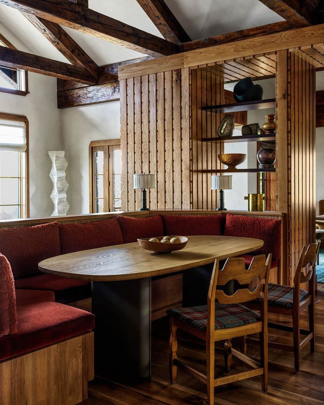 のインスタグラム：「Feast your eyes on this banquet spread! In this ski chalet in Park City, Utah, a custom banquette with sultry red seat cushions in a Cowtan & Tout fabric, connects the kitchen to the main living space. The designers from the Electric Bowery (@electricbowery) team then added white oak shelves to house a collection of hand-thrown ceramics. Skis not included.   Click the link in the bio to tour the rest of this non-traditional ski chalet, as featured in our October 2023 issue. Written by @janellezara. Photographed by @chrismottalini.」