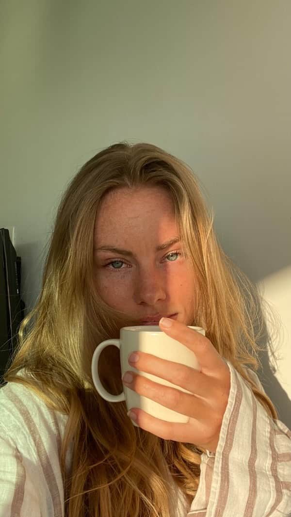 Annabel Smitのインスタグラム：「The only reason I get out of bed in the morning ☕️  #coffee #morningcoffee #morningroutine #girl #sunrise #getready #getreadywithme #fyp」