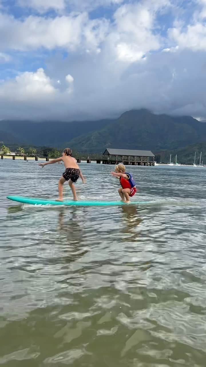 アラナ・ブランチャードのインスタグラム：「Koda almost didn’t stand up because he was laughing so hard. Felt pretty special watching them do this at the place I learned how to surf🥰」