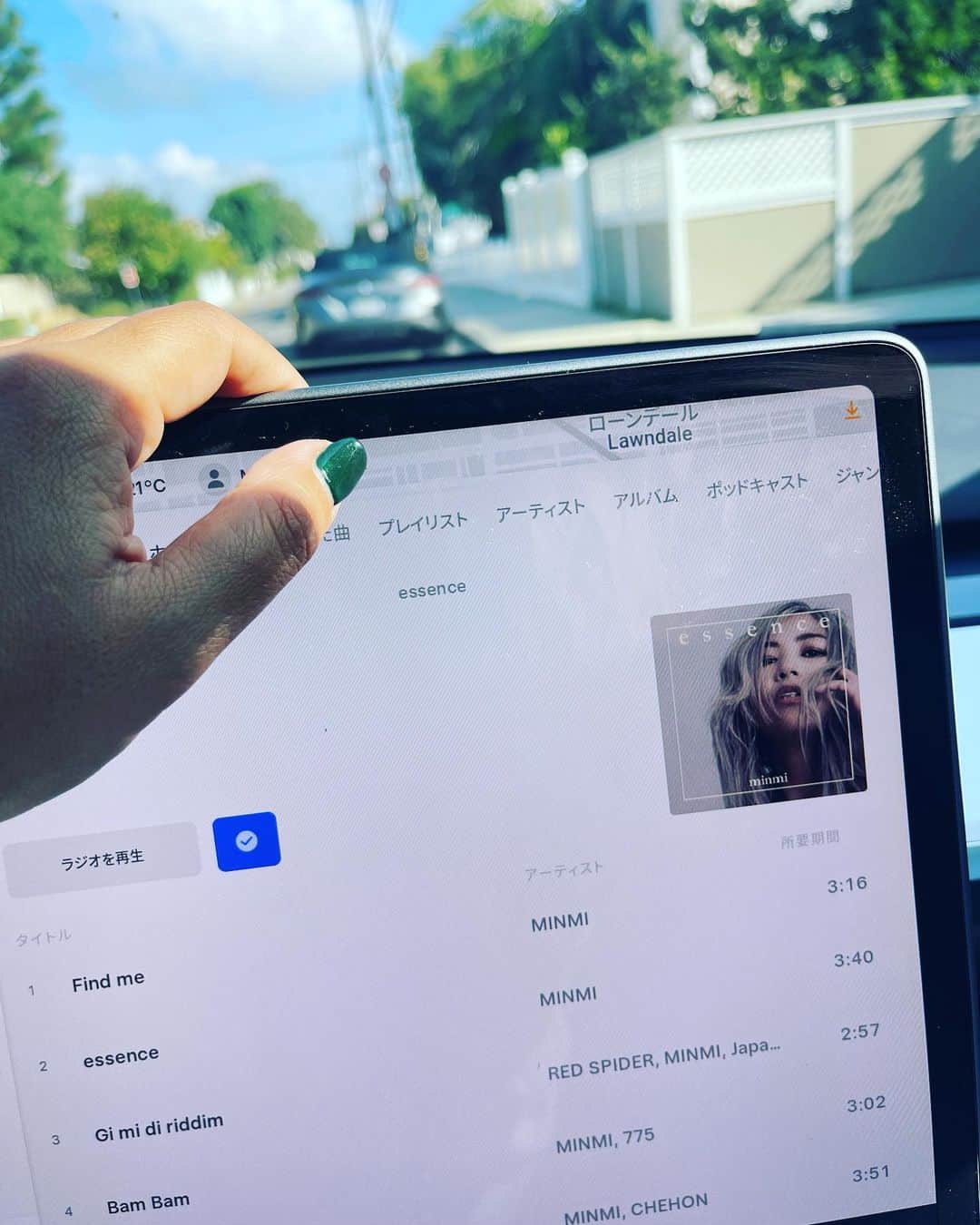 のインスタグラム：「お陰様でリリース日を迎えれました 車で1人ダウンロードして アルバムを聴いてます　 5年ぶりのアルバム この期にLAに渡りシンママとして 奮闘した　恩人を失った　コロナの時は不安だった　けれどファンや仲間とオンラインで曲を作った　 助けてくれた仲間達　助け合いや 新しい出逢いで新たに広がった世界 その都度が音楽に詰まっていて 1人振り返り胸がいっぱい 一緒に作ってくれた方 支えてくれてるファン 活動を応援し華やかなパワーアップに 沢山の力を注いでくれた方々、仲間達に ほんとに感謝です 皆さんのお陰で 素晴らしいアルバムができました ありがとうございます いっぱい聴いて楽しんでください」