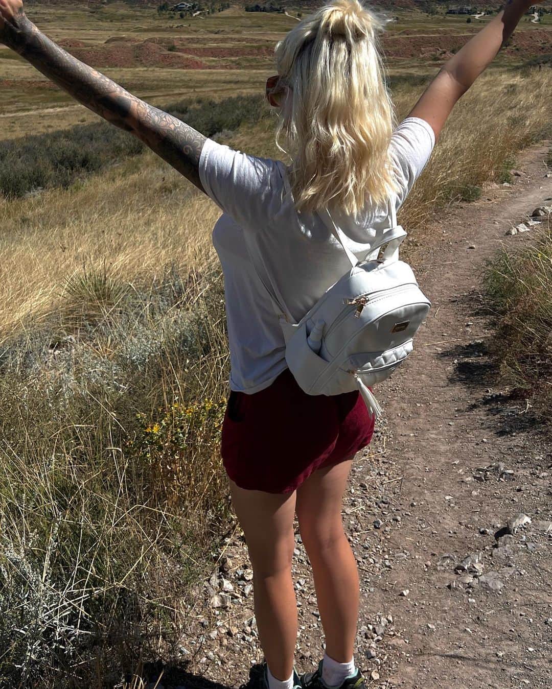 Jessica Weaverさんのインスタグラム写真 - (Jessica WeaverInstagram)「Hiking anyone? 🙃   #hikingadventures」9月21日 6時48分 - jessicakes33
