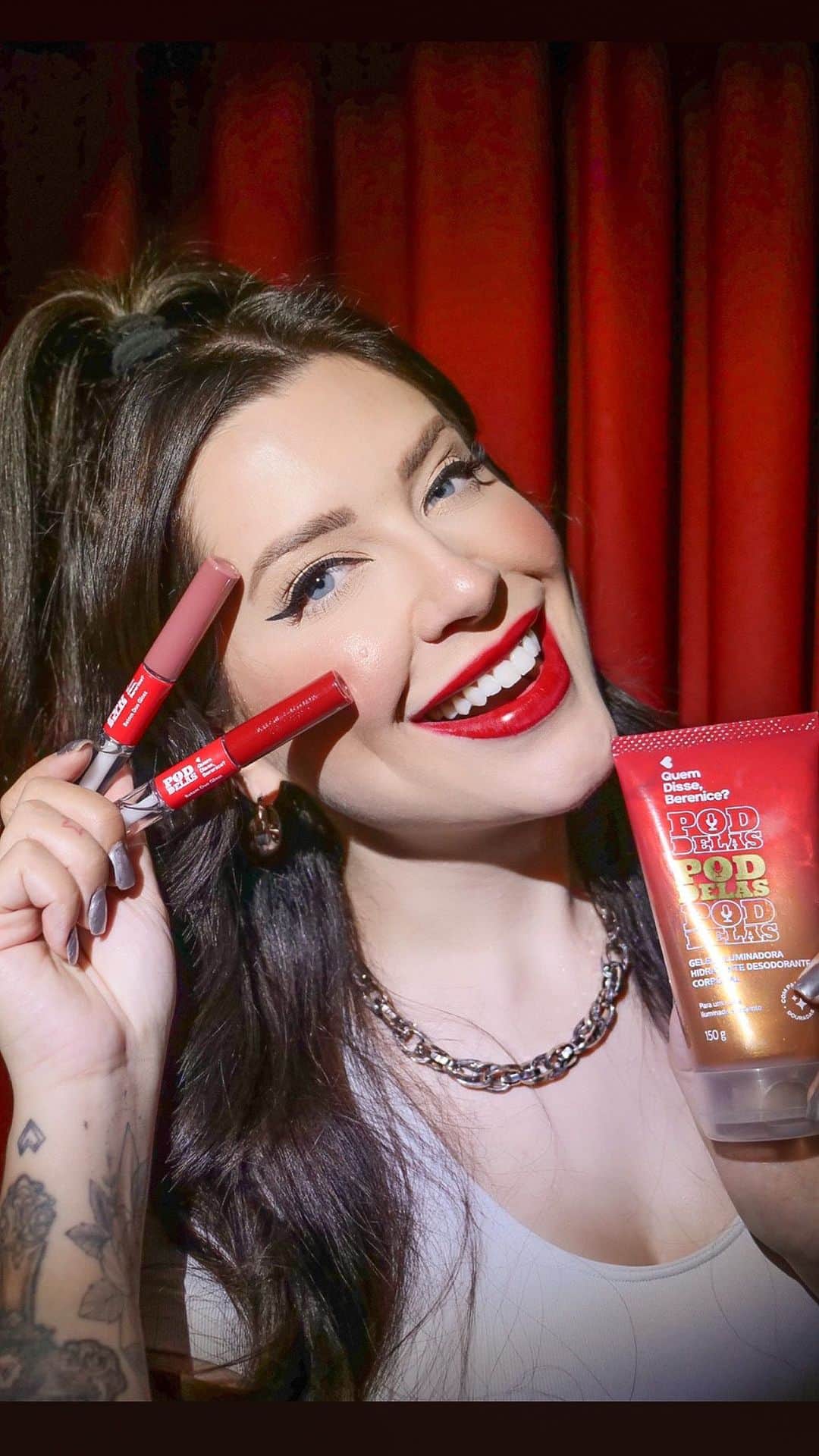 quem disse, berenice?のインスタグラム：「Make com os produtos da Collab mais esperada do ano?! Temos! 😜❤️ Uma pele limpa, hidratada e iluminada, aquele gatinho lindo (e super fácil) e um bocão vermelho de respeito 🫶😮‍💨! Só amores nessa coleção #QDBComPoddelas migs 🥰! Me conta… qual foi o produto que você mais amou?! | #publidadedessa」