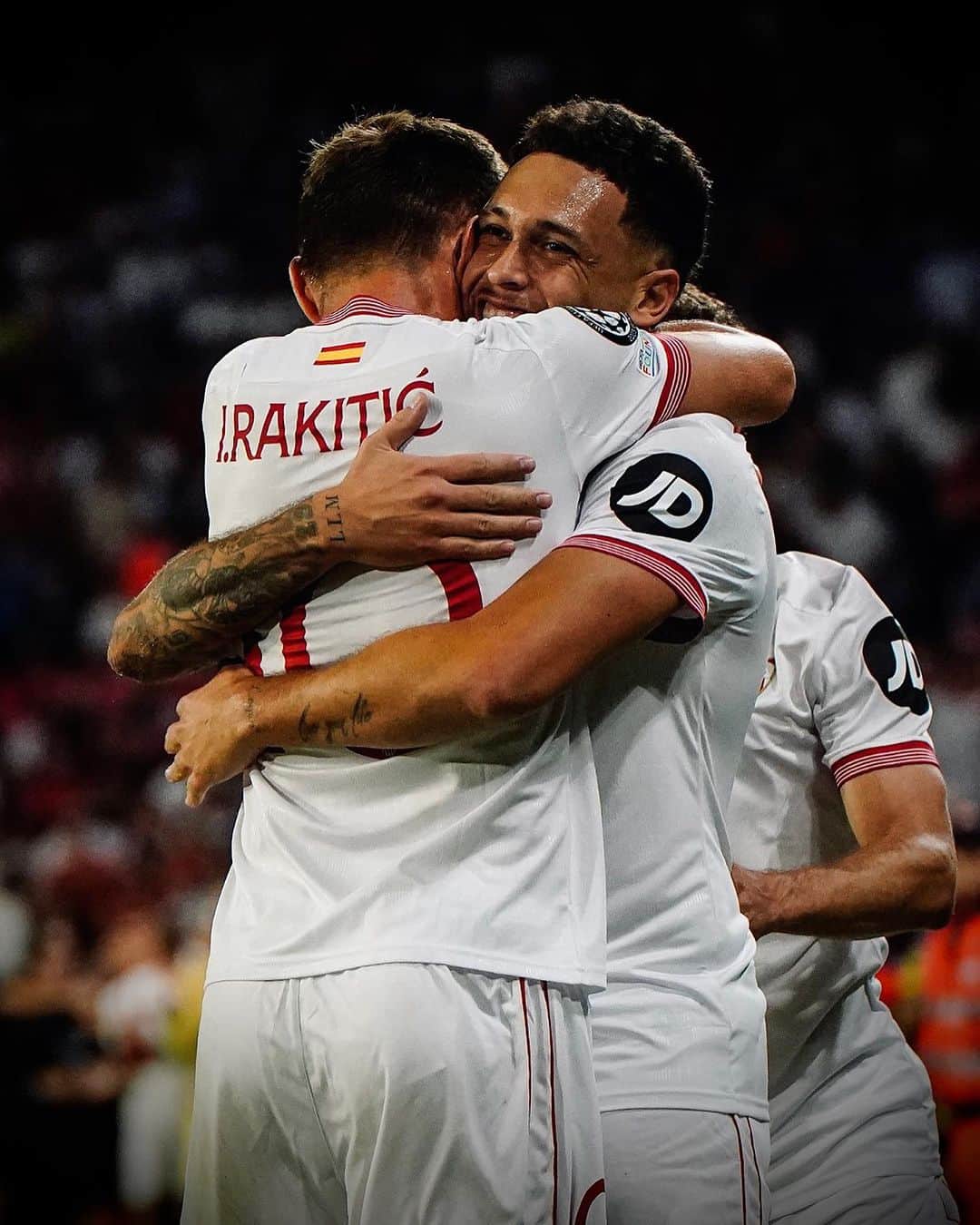 イヴァン・ラキティッチのインスタグラム：「Dedicacion y esfuerzo. Seguimos equipo🫡💪🏼  #championsleague  #sevillafc #rakititc  #wearesevilla」
