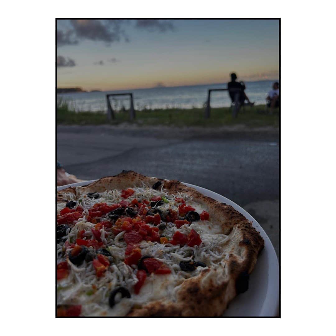 のインスタグラム：「ㅤ day off…  ① しらすのpizza  ② 大好きなbeachへ連れて行った @lesvinslibres_japon のワイン  ③ @kaoruinoue_music さん  ④sunset」