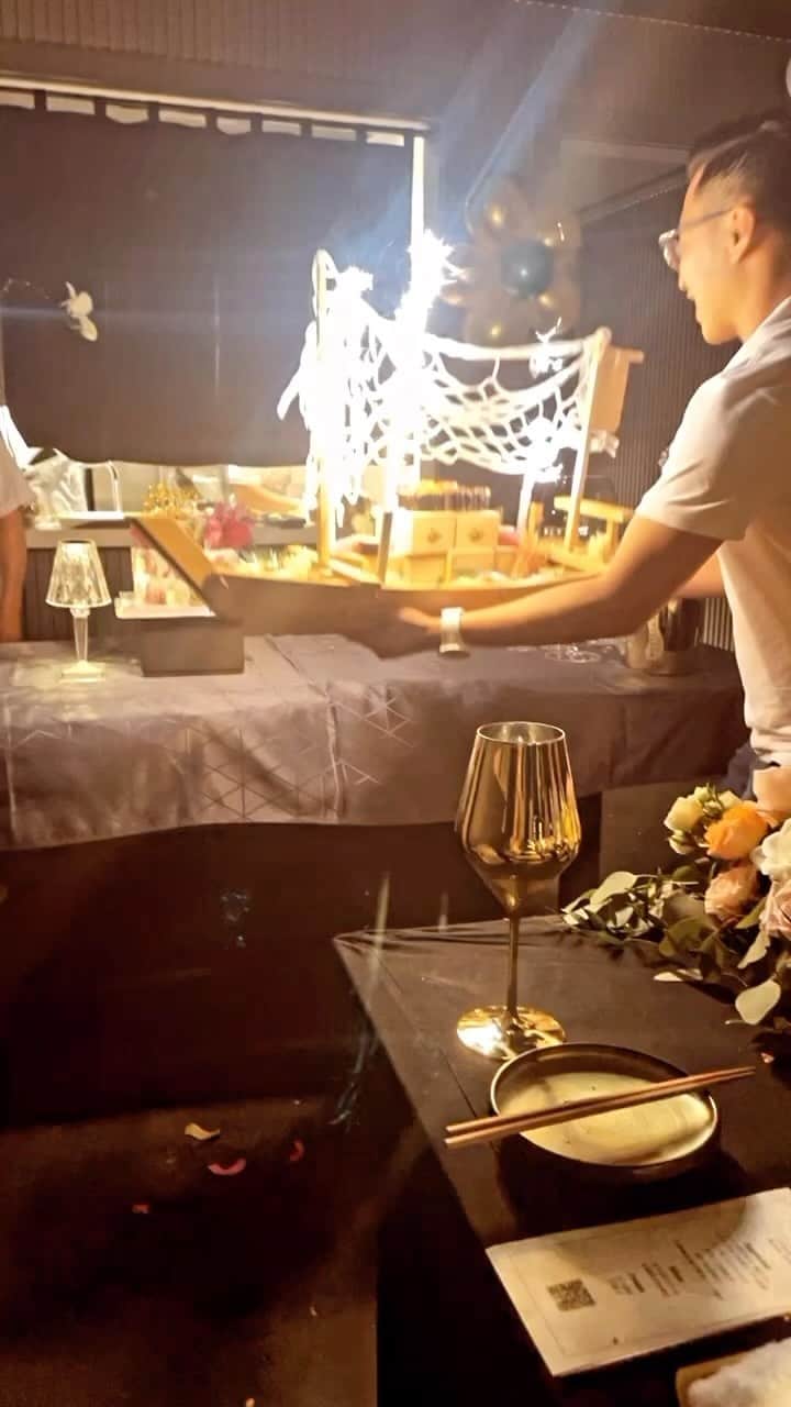 まきたんのインスタグラム：「これ凄かった花火刺さってた舟盛り🤣 豪華でした♪ @iki_sushi_dubai」