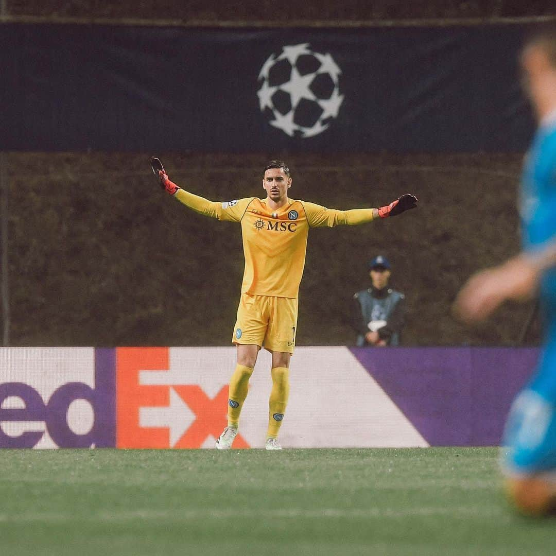 アレックス・メレットさんのインスタグラム写真 - (アレックス・メレットInstagram)「💙⚽️ #ucl #forzanapolisempre」9月21日 7時17分 - alex_meret