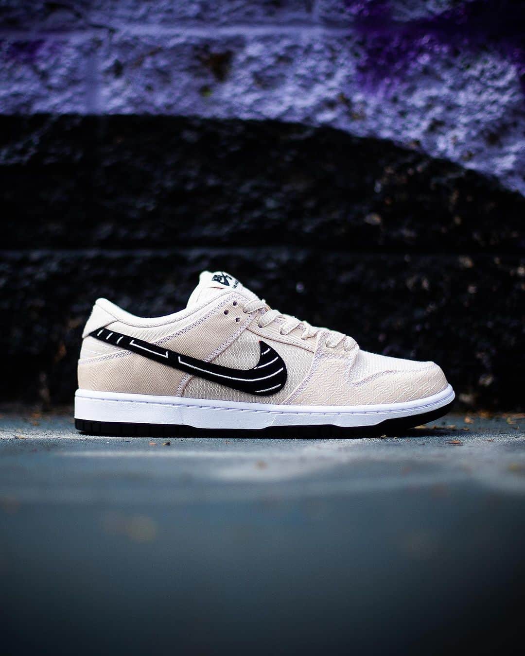The Berricsのインスタグラム：「Rendered in heavy gauge canvas, the A&P Dunk Low emulates gi fabrics and textures in a tonal execution with contrasting black touches and graphic accents informed by their distinct uniform design language. Through stealth wear-away details and five color-coded lace options, the A&P Dunk Low brings in the hues of the belt system representative of the progress and dedication shared by BJJ and skateboarding. Finished with embroidered details, co-branded tongue tags, insole art, and custom packaging, the A&P Dunk Low Pro’s disciplined details are reflected in a 360-degree homage to training culture and community.  ENTER THE RAFFLE NOW 🔗LINK IN BIO🔗  Winners will receive an e-mail Invoice starting September 22nd. - This raffle registration is limited to one entry per person per style. Any multiple entries from one person will be disqualified. Raffle winners will be contacted via Email which will include instructions on payment details. If you do not comply with stated instructions, your chance to purchase will be forfeited. No refunds or exchanges will be entertained. Complete set of rules are available on the raffle entry link.」