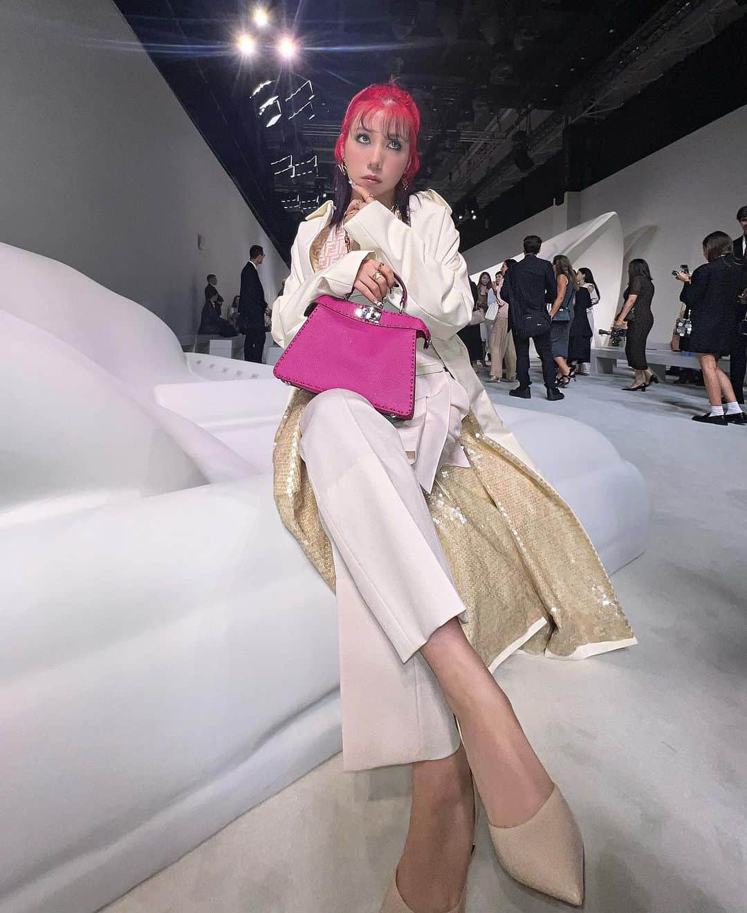 のインスタグラム：「コレクション１日目は FENDIから🤍🤍🤍 キム・ジョーンズが手掛けるレディース作品をみれたのはムネアツ🥹❤️😍  #FendiSS24 #fendi  @fendi  @mrkimjones  @silviaventurinifendi  @delfinadelettrez」