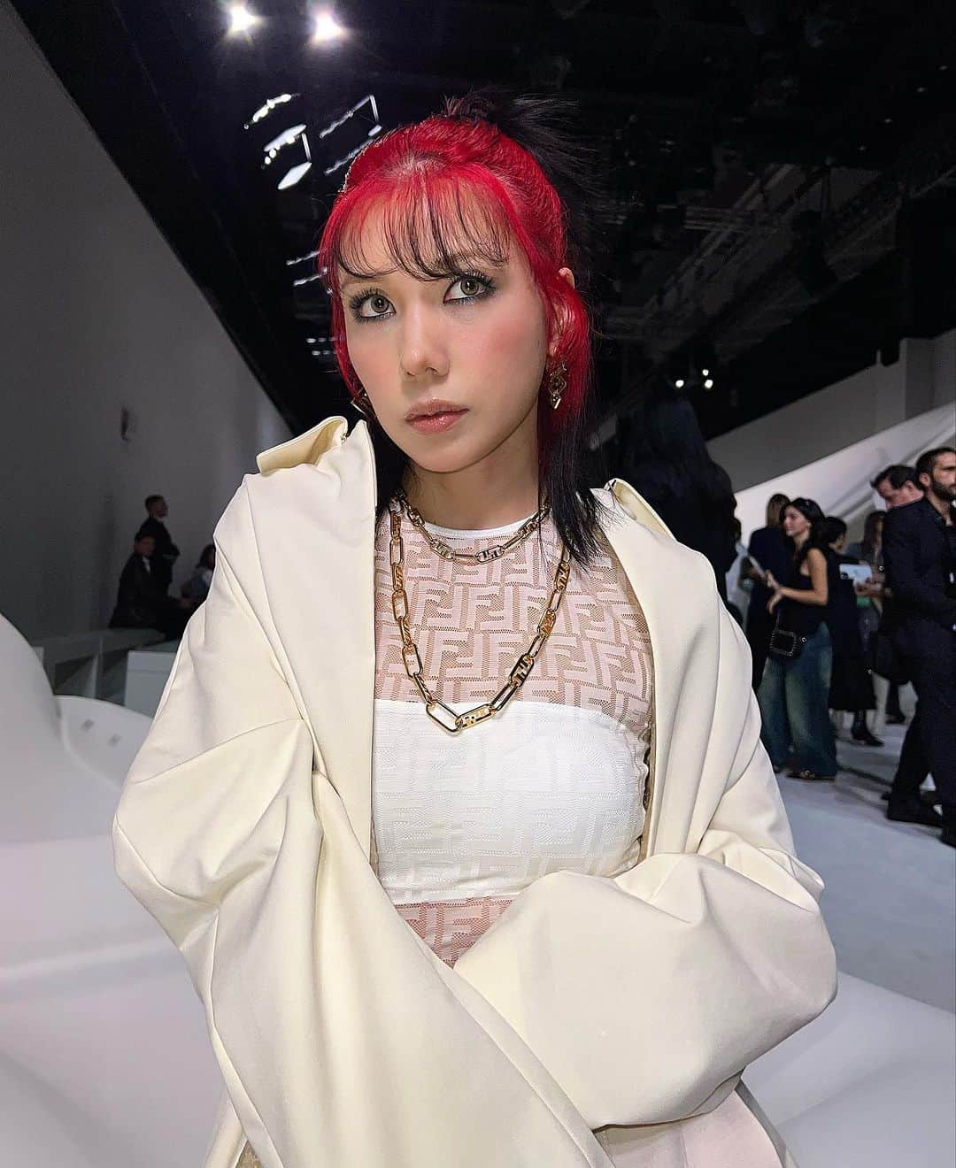 仲里依紗さんのインスタグラム写真 - (仲里依紗Instagram)「コレクション１日目は FENDIから🤍🤍🤍 キム・ジョーンズが手掛けるレディース作品をみれたのはムネアツ🥹❤️😍  #FendiSS24 #fendi  @fendi  @mrkimjones  @silviaventurinifendi  @delfinadelettrez」9月21日 7時33分 - riisa1018naka