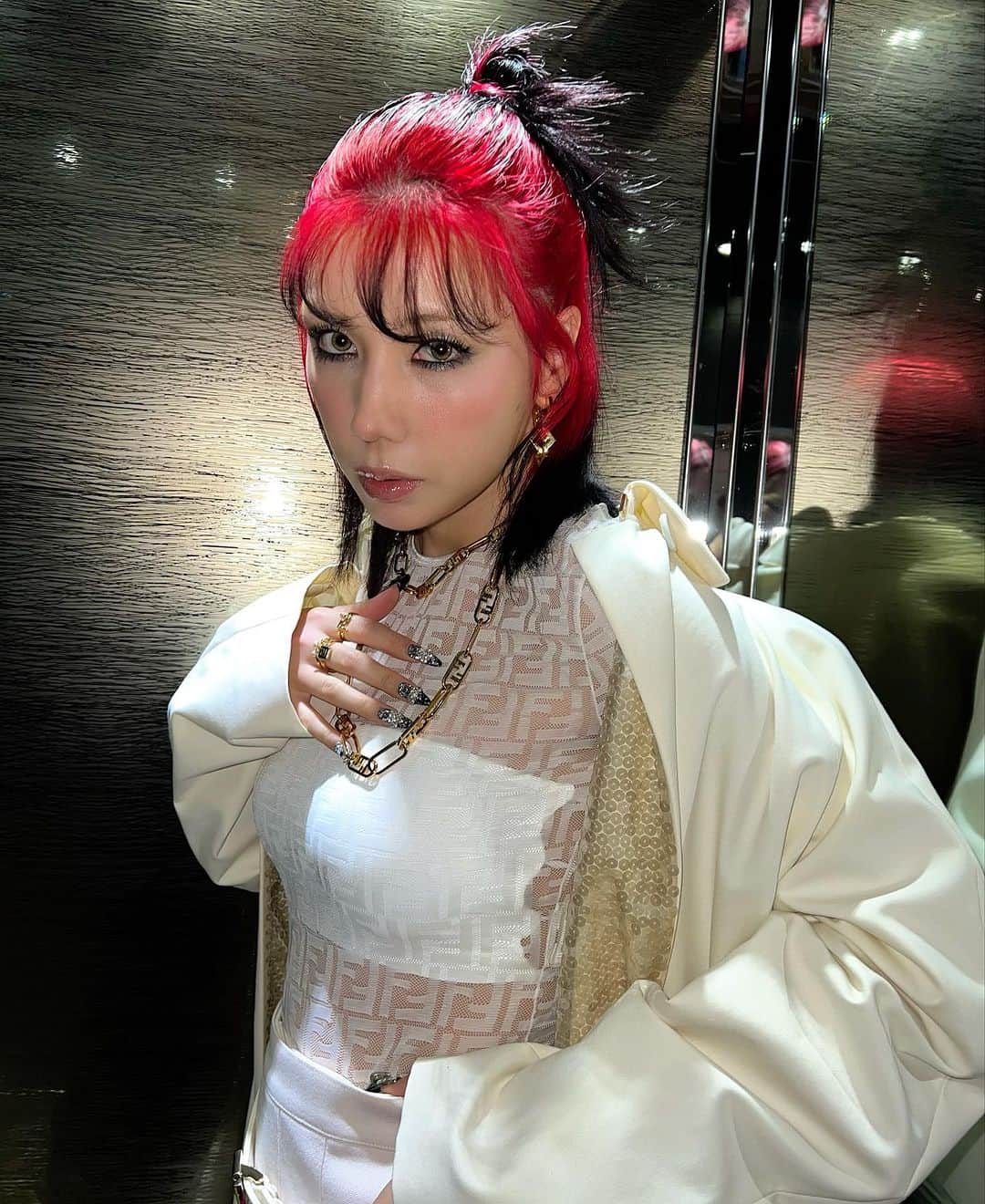 仲里依紗さんのインスタグラム写真 - (仲里依紗Instagram)「コレクション１日目は FENDIから🤍🤍🤍 キム・ジョーンズが手掛けるレディース作品をみれたのはムネアツ🥹❤️😍  #FendiSS24 #fendi  @fendi  @mrkimjones  @silviaventurinifendi  @delfinadelettrez」9月21日 7時33分 - riisa1018naka