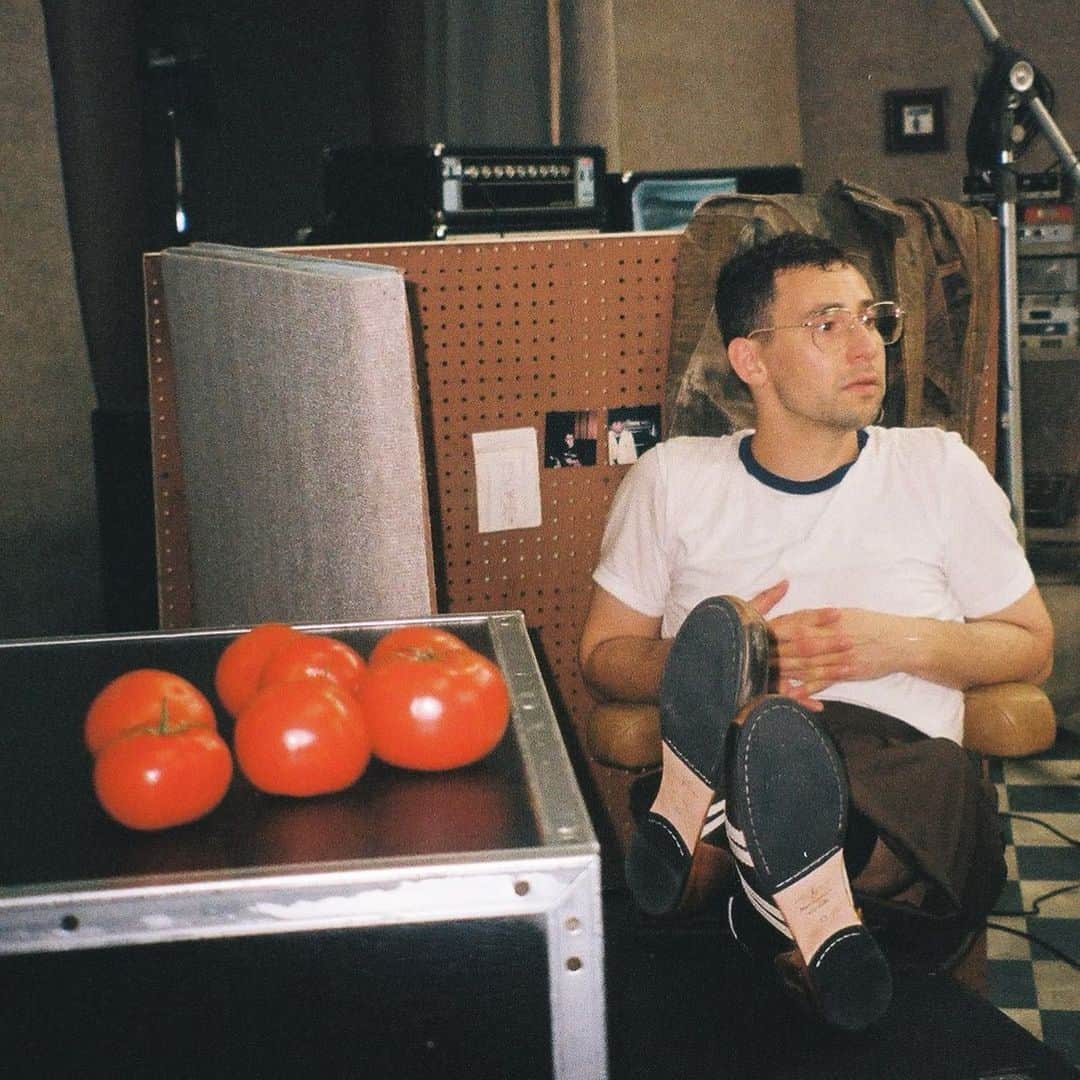 ジャック・アントノフのインスタグラム：「the B4 days start TODAY  ‘modern girl’ is officially out!  this is for you. something happened on the last tour - i felt at venues like red rocks or radio city like i was in a club with my friends. band and audience. my friends and family. our bizarre inside jokes carried like a conversation with a massive crowd. the tent can get bigger, that’s all good. but we will always speak to each other like a small family. mg is to honor that. the band on fire. roasting our times and more importantly ourselves. i love my band, i love our audience, and here’s to the beginning of B4. cannot even begin to imagine where it will take us all together …..   back to work tomorrow to make the vinyl deadline.   more soon …. soon soon soon hahhahahahbahah SOON  produced by me and @patrikbergerking   recorded at @electricladystudios  by @sharp_stick who also mixed it with me   the band you hear on this recording and all of my recordings @bleachersmusic: @esmith109 @zemaudu @mikeyfreedomhart @hutchdrums @mriddles   video and stills by @alexlockettup in the basement of a catholic school   creative by genius @patriciavillirillo  xx @dirtyhit @jamieoborne @edbl0w  ps you’ll see what the last pics means sxxn」