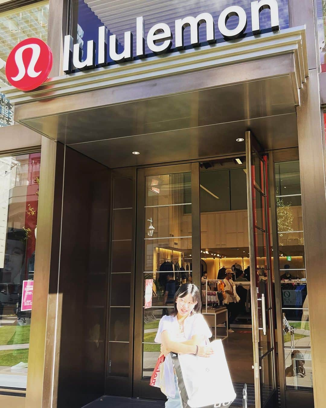 yukiのインスタグラム：「おはようございます。  久しぶりに @lululemonjp へパトロール🍋 お店に入ったら最後、手ぶらでは帰れない… (パトロールになってない) しまいには 「実はポイント5倍今日までなんです！」と合いの手… 灼熱の中、ダウンを買って帰りました。しかも超厚手。 (ポイントに惑わされすぎ)  早くダウンが着たいです⛄️  #自分へのご褒美というミステリー #オシャンになる気がする  #好きなものへの熱量強め  #ルル愛」