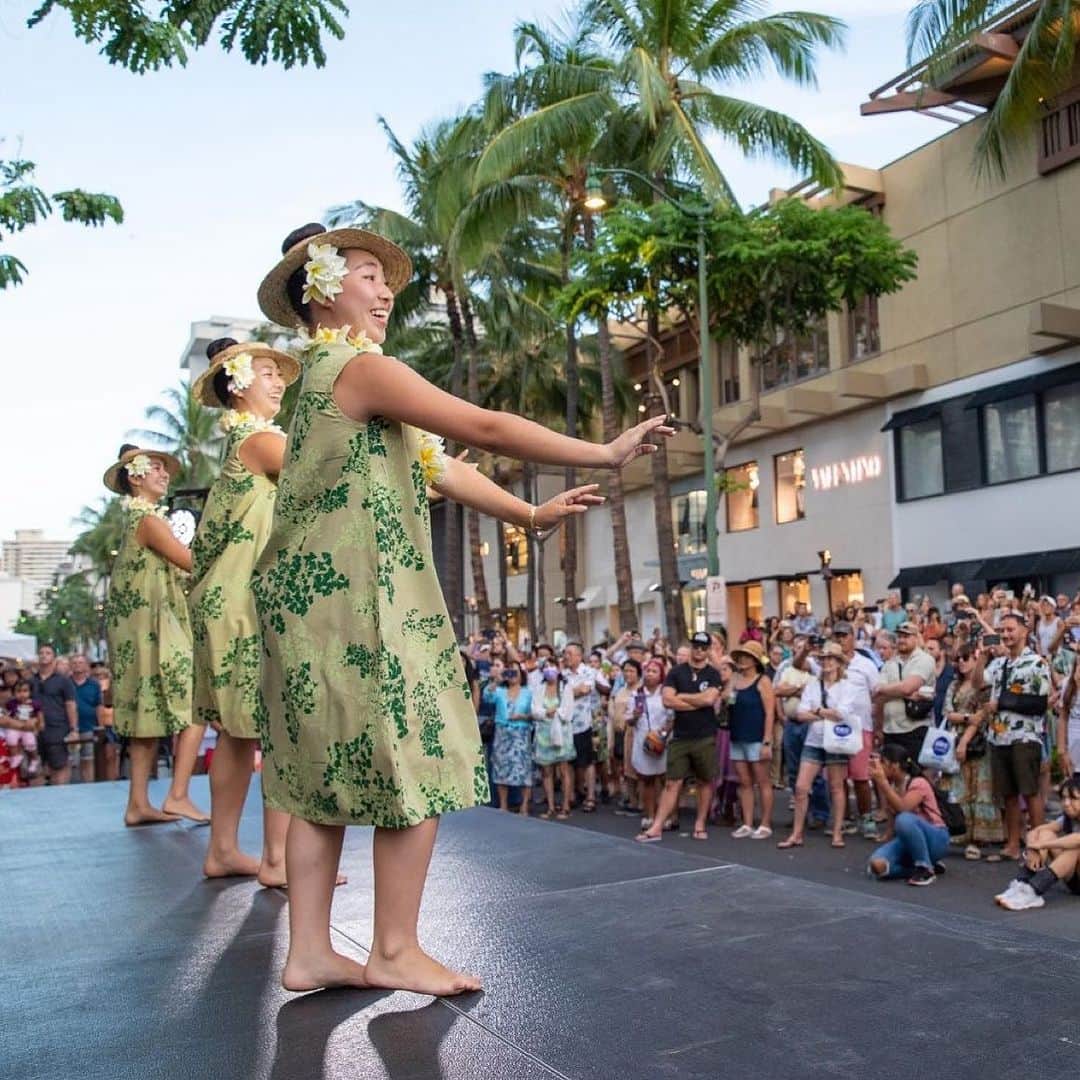 ロイヤル・ハワイアン・センターさんのインスタグラム写真 - (ロイヤル・ハワイアン・センターInstagram)「「第69回ワイキキ・ホオラウレア」は、ハワイ最大の年次イベントで、地元の食べ物、音楽、エンターテインメントが楽しめる大規模な屋外パーティーです。あなたは参加できましたか？  #ハワイ #ハワイの文化 #ハワイ好き #ハワイ旅行 #ハワイ観光 #ハワイに行きたい #ハワイ好きな人と繋がりたい #ワイキキビーチ #ワイキキ #ロイヤルハワイアンセンター」9月21日 7時46分 - royalhwnctrjp